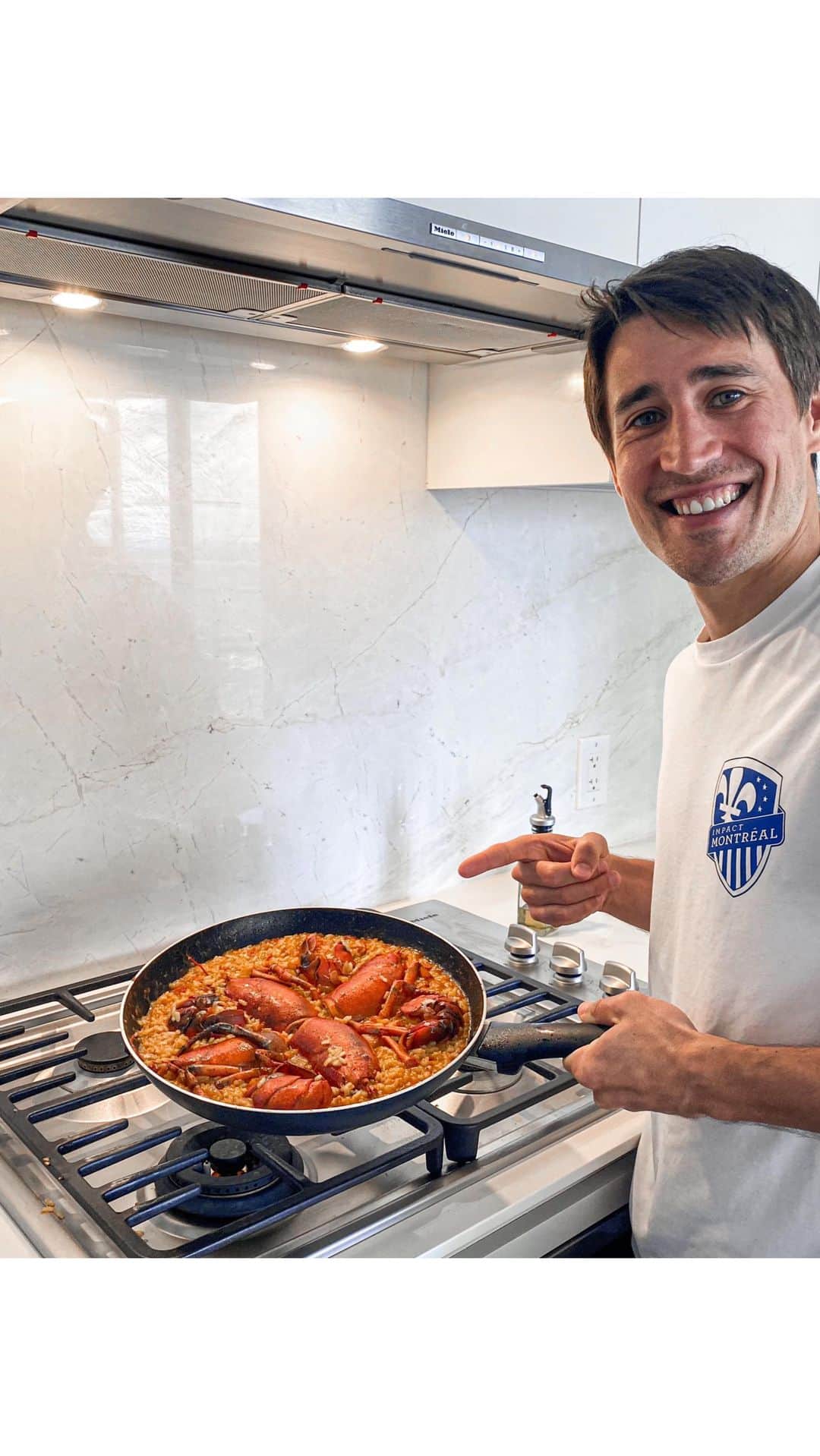 ボージャン・クルキッチのインスタグラム：「For the #MLSIdle competition, I chose to cook a typical dish from my country. 🥘🤤 Thank you all for your votes 😁🤝 // Esta ha sido mi elección para el concurso #MLSIdle, cocinar un plato típico de mi país. 🥘🤤 ¡Gracias a todos por vuestros votos! 😁🤝」