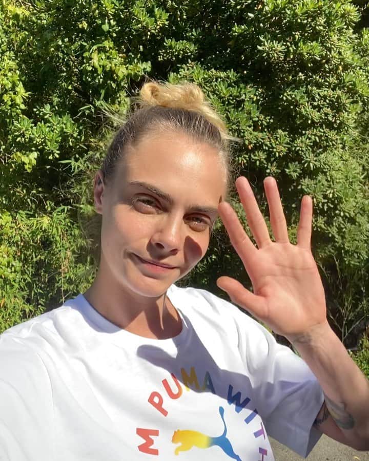 カーラ・デルヴィーニュのインスタグラム：「@ddlovato - challenge accepted! I've officially accepted the #ALLINCHALLENGE...Let's come together to help feed the hungry during this time. Link is in my bio to enter for a chance join me on set for an upcoming @Puma shoot, have lunch together, and be featured on my Instagram. Can’t wait! x」