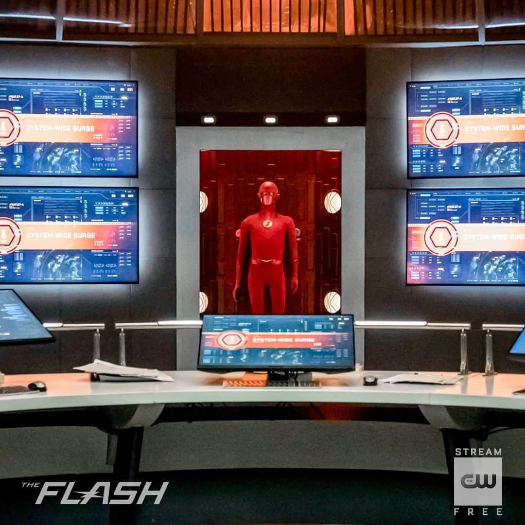 The Flashさんのインスタグラム写真 - (The FlashInstagram)「Nothing quite like a super suit. Stream free only on The CW, link oin bio. #TheFlash」5月30日 2時00分 - cwtheflash