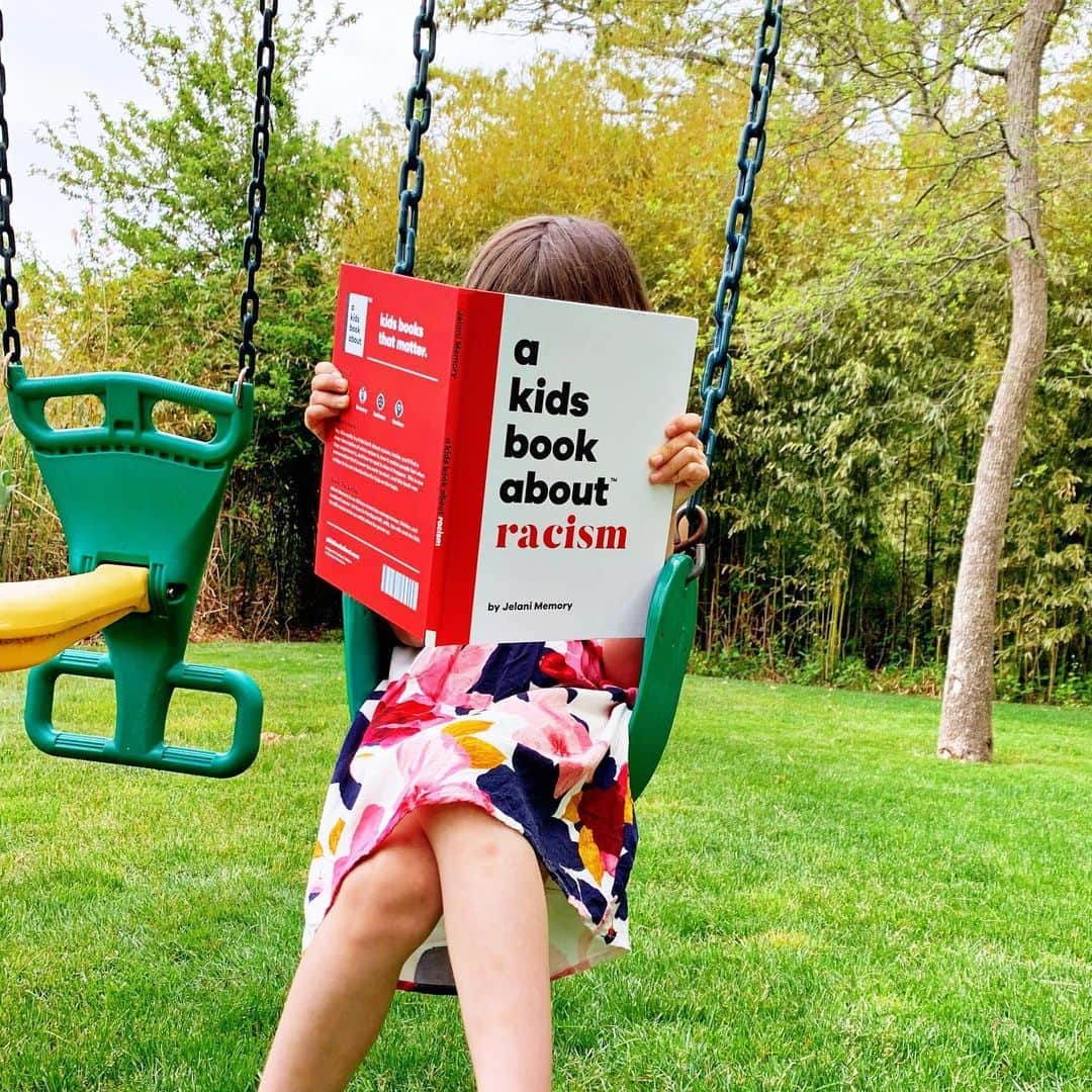 Average Parent Problemsのインスタグラム：「When I first had kids, I wanted to protect them from all the bad stuff that exists in the world, but then I realized that option only comes from a place of privilege. Over the years, I’ve found that exposing my kids to topics I might find uncomfortable helps create empathetic, understanding and overall better human beings. It also helps educate me as an adult. “A Kid’s Book About Racism” was written by Jelani Memory, who says this conversation is never too early to start. The book is meant to be an introduction to the topic and includes “a clear description of what racism is, how it makes people feel when they experience it, and how to spot it when it happens.” If you are a white parent, it is our responsibility to educate our kids about the injustices around us. Literally, the easiest thing you can do is have books on your shelves about black experiences and with POC as main characters. You can find a link to this book in my bio. But please do not stop at this one book! I’ll link more books in my stories. If you buy this book, use code MOMMYSHORTS to get $5 off. I get an affiliate fee for each purchase and will donate that fee to the Minnesota Freedom Fund - @mnfreedomfund.」