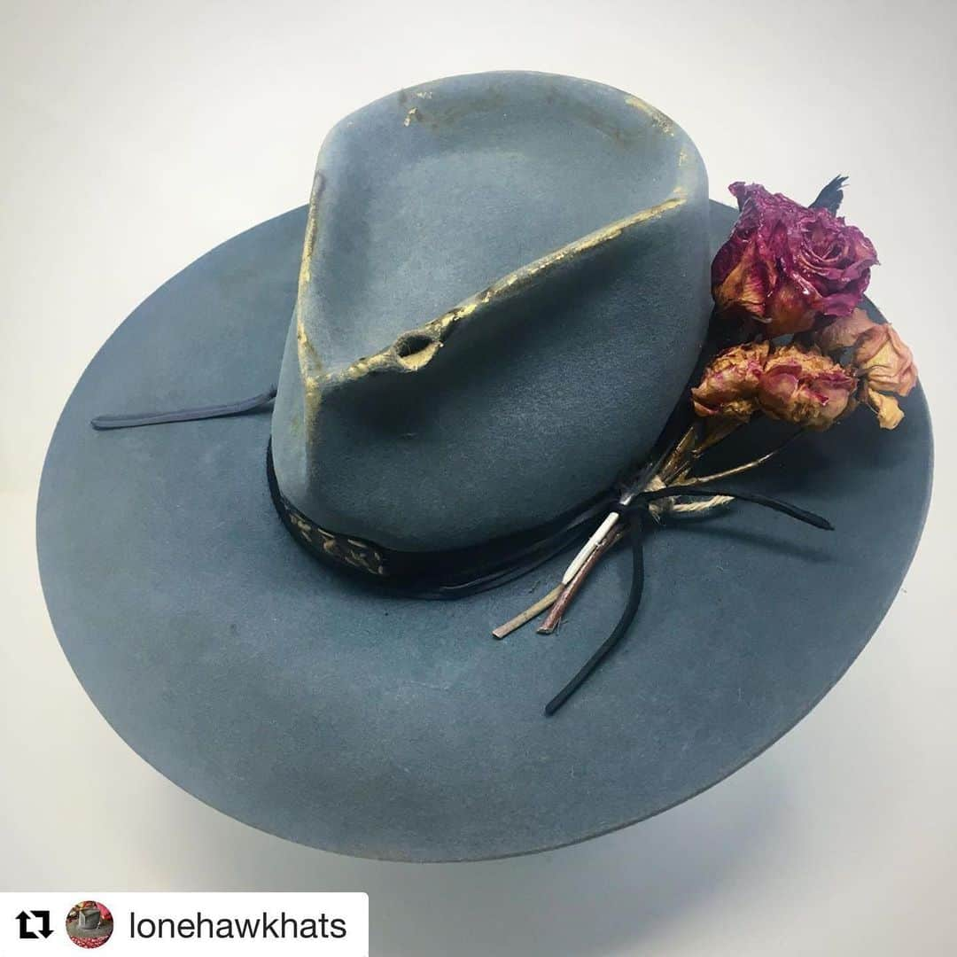 シェリル・クロウさんのインスタグラム写真 - (シェリル・クロウInstagram)「My hat is now up for auction!  Go check out @lonehawkhats for more information or to get your bid in! (Do NOT bid here!) 100% of the proceeds go to The Navajo Nation Reservations as they fight COVID19.  If the bids are out of your price range, you can still donate for a chance to with “This Ol Hat” 👉🏻 signed by a bunch of us!  Check it out over at @lonehawkhats  ______________________________________________  #Repost @lonehawkhats ・・・ Ladies & Gentlemen ~  THE AUCTION IS LIVE! . This autographed Lone Hawk  was custom made for none other than the lovely ~  Miss @sherylcrow !!! . Auction will run through Sat May 30th at 5:00 P.M - PST . Bids must be in U.S.D currency.  100 % of proceeds go to Navajo Nation through @united_nativesinc and are 100 % tax deductible. . #lonehawkhats  #navajonation #artistsupport #givingback  #covid19 #covid_19 #covid」5月30日 2時13分 - sherylcrow