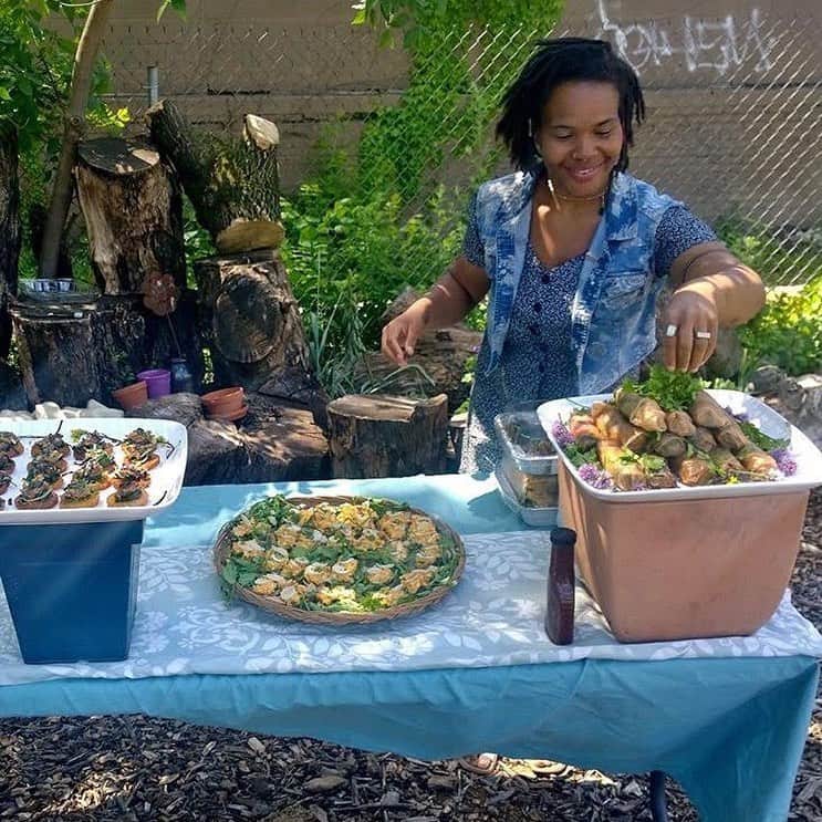ペリーエリスのインスタグラム：「#GoodGuys Winner for the week - Kwamena  Kwamena aka Cherisse Jackson is a freelancing farmer and chef serving the Back of the Yards community. She organizes with the Let Us Breathe Collective (@letusbreathe773) where she is helping shape their food program #EverybodyEats. Breathing Room (Let Us Breathe’s headquarters 1434 W 51 St.) and Breathing Room Gardens is where you can find Kwamena growing and cooking food to nourish the southside community. She also supports Frieda’s Place, a soup kitchen adjacent to Breathing Room. Kwamena strives to reestablish harmony between her body and the earth’s abundant  ecosystems. She hopes to empower others to do the same by foraging, growing nourishment and being mindfully present in the body while in nature. Congratulations to @Kwamenaquamina !!!」