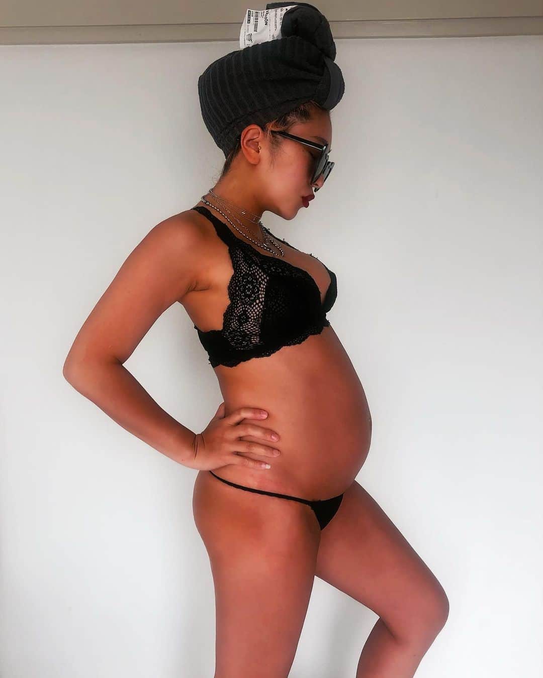miniのインスタグラム：「#PREGNANT 🤰💎✨ 今妊娠9ヵ月。 コレは妊娠8ヵ月の時の写真🤰 今はもっとむちむちして、お腹ももっとぱんぱん🤯😛 今日美容院に行って、女の子と話してる時にね、 「ずっと気になってて今まで妊婦さんに聞きたかったんですけど、聞けなかった事があって…🤭凄い失礼かもしれないんですけど…😖」って言われて、、 何ー？？なんでも答えるよー🙌🏾😛って話してたら、、、 「妊婦になると乳首が黒くなるって本当ですか？？😧🤭」って言われて。 え！？全然失礼な事じゃないよー‼︎😂って言って答えたんだけど。 妊婦になったらみるみる、太っていくし、みるみるそのおかげでおっぱいもお尻も大きくなって（それは嬉しかったりして調子乗ってたけど😍ww）、お腹もどんどん大きくなるし、人ひとりお腹の中で造っていくわけだから👶🏽、肌も急にカサカサになったり、顔に急にシミも出来たり濃くなったりするし、私はももの付け根のとこが痒くてただれてボコボコになったりしたしw、乳首も急に自然と大きくなるし、どんどん黒くなるの。 でもそれらは、誰にでも絶対に起こる自然なこと😌💓 乳首が黒くなるのは、赤ちゃんって生まれたばっかって目があんまり見えないんだよね。 だけど、いちばん認識できるのが黒いものなんだって👶🏽🖤 だから、本能的に目が見えなくてもおっぱいを探せるように、乳首が黒くなるんだよ😌🖤🖤 乳首だけじゃなくて、脇とか股とか肌が弱いところも黒ずんだりするみたいなんだけど、それは赤ちゃんが産まれて時間が経つと、自然とまた元に戻ったりするらしい✨ だから、ビックリするかもしれないけど、気にすることなんてないんだよー💓 私は先輩ママの友達から昔妊婦の時に乳首見せてもらって「こんな黒くなったよーw」なんて前情報があったから、旦那にも妊婦になってすぐ説明してたから、だんだんそうなっても「こんなんになってきたねー♡母になってってるねー💓😆」なんて笑いながら話せて、ビックリされなかったけど、、 旦那様達は、そんな愛する彼女が、 お腹でふたりの子を🤰死ぬ気で自分の身体を色々変化させながら、ボロボロになりながら、、ママ達が頑張ってるのを知っておいてね💙 そんな事を少しでも知ってたら、 お腹大っきくなったり、むちむちどんどんして体格がでかくなって、一時はビックリしてお腹大きいのが怖くて女として見れなくなっても、、 そんな変化を、一緒に、一生あるうちのたった10ヵ月間、 そして産まれた後、ゆっくり頑張ってまたキレイな姿になるように少しずつ毎日時間をかけながら戻していくから、そんな変化を一緒に楽しんでほしいな💘💘 また長くなっちゃったww けど、女の子だけじゃなく、男の子達にも知っといてほしいことだったりしたから😛 妊婦に太ったね😧🤰とか間違っても絶対言うなよ‼︎👊🏾😐ww #pregnancy #みにんぷ #みにんぷくらぶ #妊婦 #妊娠 #妊娠9ヵ月 写真は #妊娠8ヵ月 #マタニティ #マタニティフォト #プレママ #ぷんにー #mini」