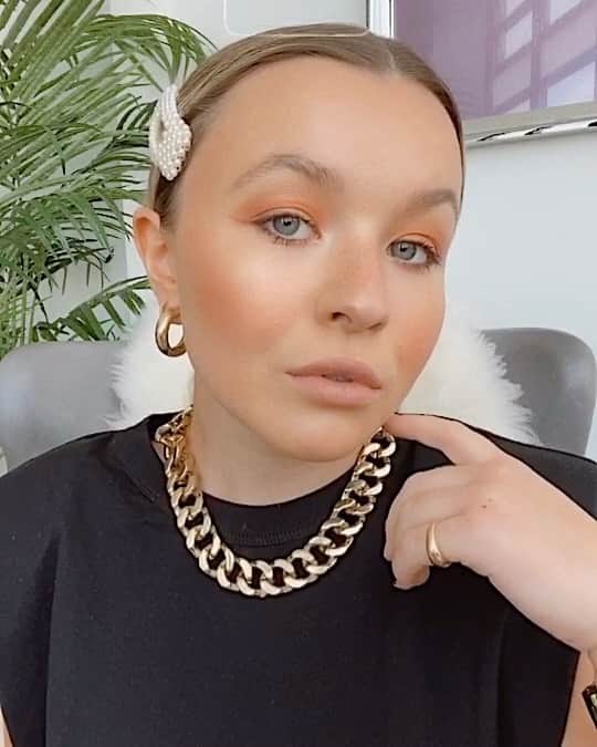 トーリ・ウェブスターのインスタグラム：「which necklace is your style? ⛓♥️ linked them all in my stories 🔗 @vitaly」