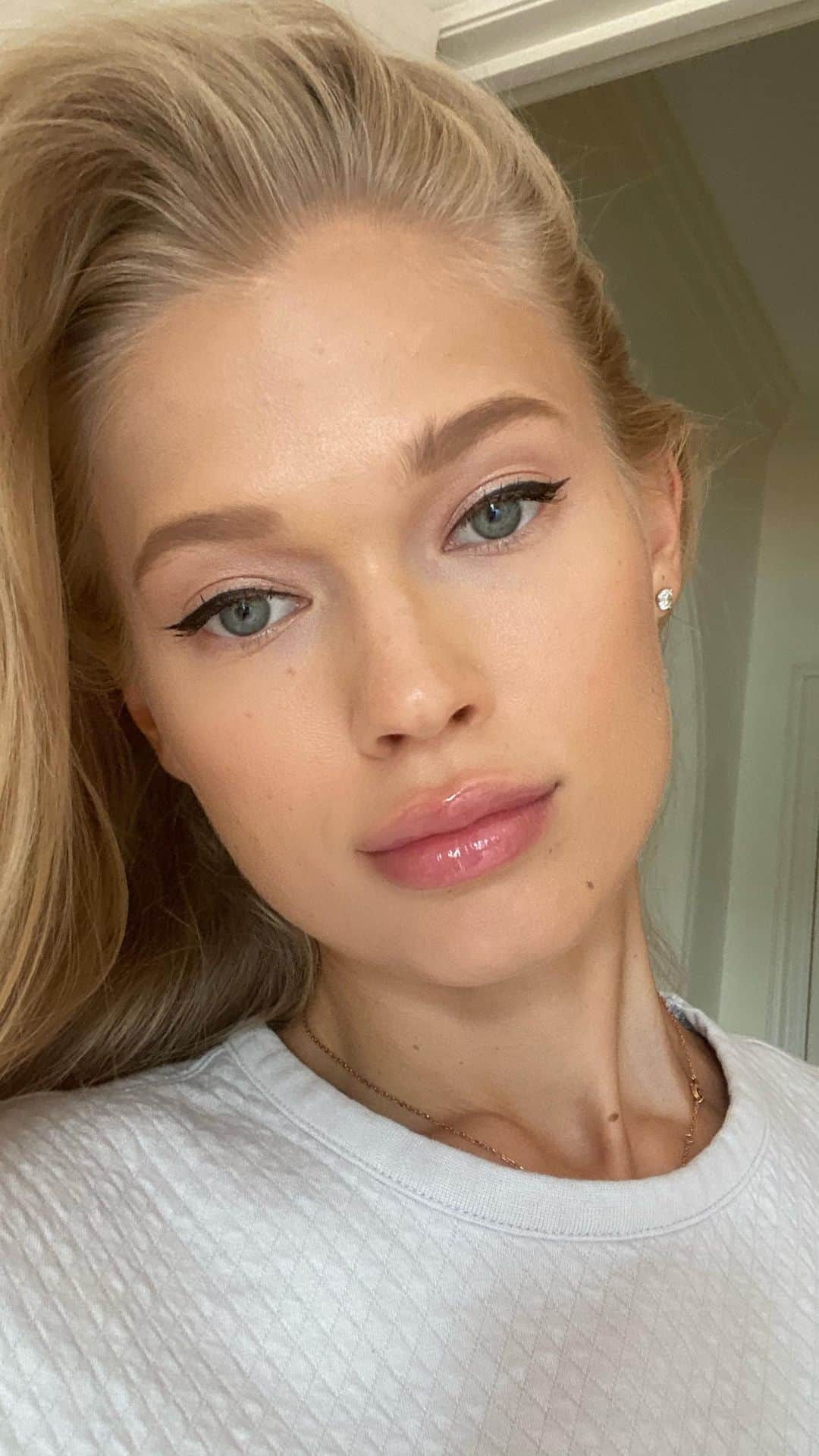 ヴィタ・シドルキナのインスタグラム：「Skin: •vitamin C primer @drsebagh •beyond perfect concealer @clinique •foundation serum @perriconemd •bronzer @perriconemd •cream blush @tataharperskincare •translucent powder @lauramercier  Eyes: •cream color for eyes (02 opale) @tomfordbeauty •eye pencil @kikomilano •liquid eyeliner (vinyl black) @diormakeup •eyeshadow (quarry) @maccosmetics •Wonder Perfect mascara @clarinsusa •Ultra-fine brow pencil (3) @benefitcosmetics  Lips: •lip oil (001 pink) @diormakeup」