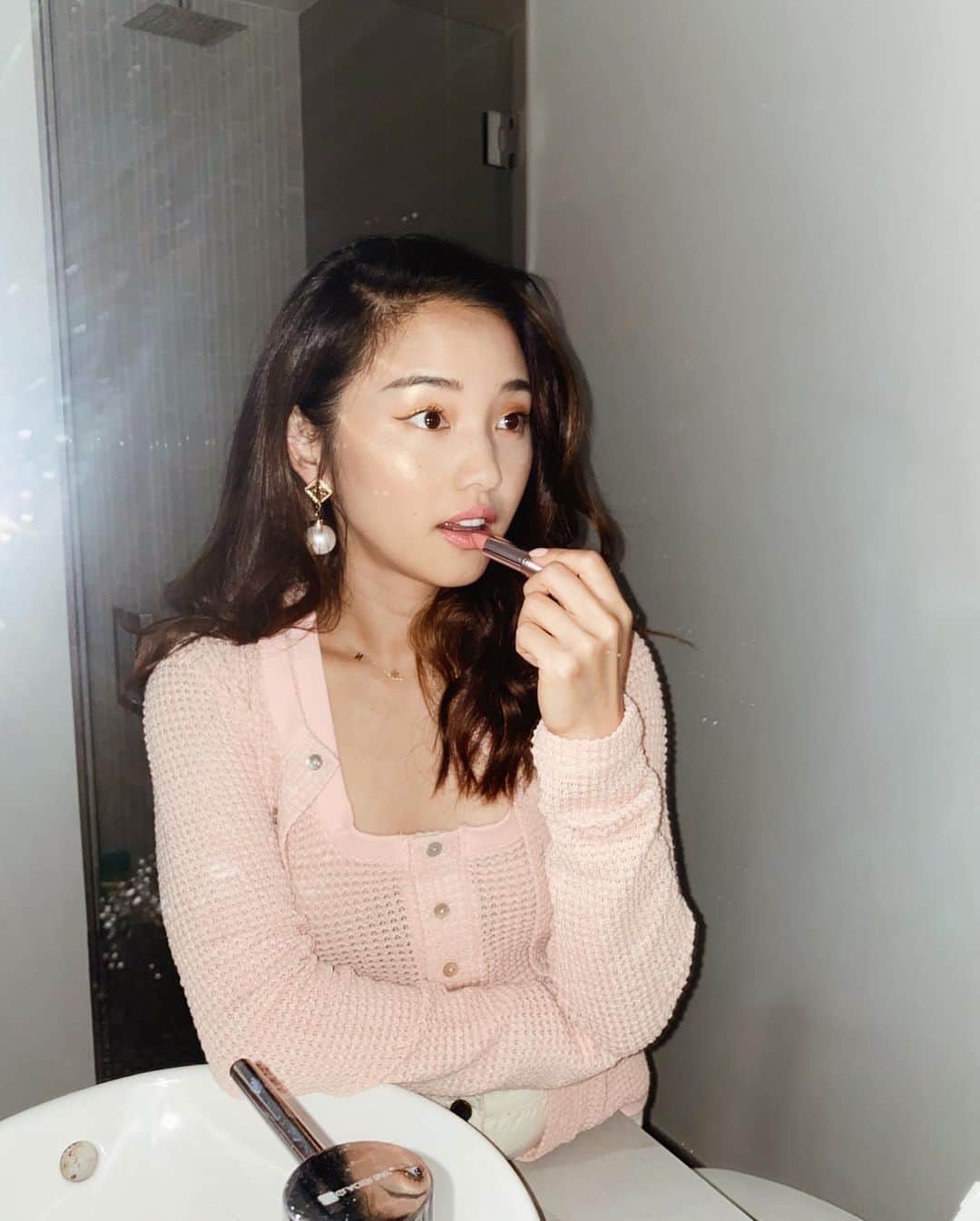 Jenn Imさんのインスタグラム写真 - (Jenn ImInstagram)「Touch up and pucker up 💋 Peachy corals will forever be my jam and @thecremeshop satin lipsticks are an absolute dream. I’m rocking the color Peachy Keen. They’re so moisturizing, long lasting, pigmented and cruelty free. They’re only $10 a pop and you can grab them at thecremeshop.com or CVS stores. #ad」5月30日 2時34分 - imjennim