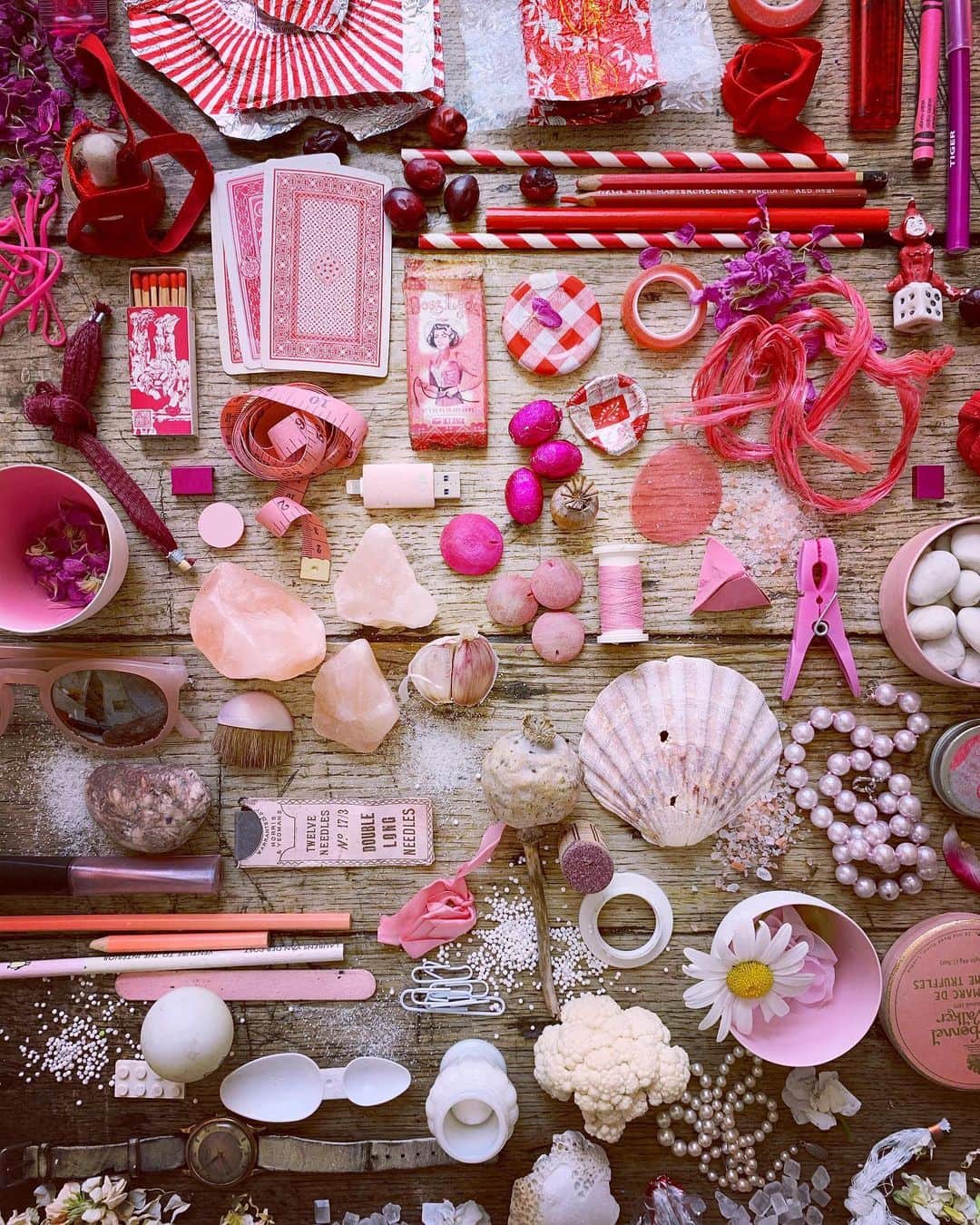 Tea and sittingのインスタグラム：「💞...I had a lovely time arranging this pink ombré for a Live class on Zoom today for @frombritainwithlove ... we’re planning another one for a few weeks time here on insta, so I’ll keep you posted... ( there’s also evidence here to what has been my favourite treat of Lockdown!! @tunnocksuk ♥️ ) #5ftinftable #domesticforaging #colourcollecting #colorcollecting #consciouscreativity」