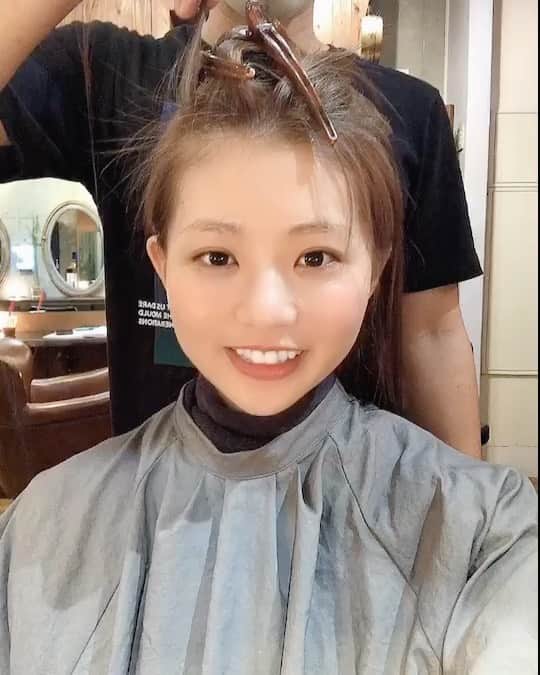 斉藤潤一のインスタグラム：「オールバックにした時に綺麗なアーチ型にしたい！ 前髪が割れてしまう方などに対しておこなえるカットです。  忙しく撮影できないからお客様に撮らせて頂いて載せる日々がやっと！  #前髪　#前髪カット  スタイリスト　#斉藤潤一  #バレイヤージュボブ  明るいカラーが好きな方は是非 . 〒150-0041 東京都渋谷区神南 ご予約はこちらへ ☞☞ TEL ☏﻿ ﻿03-3462-2093 web  roco@1cs.jp 渋谷 美容室 #rocospearz . 〒150-0041 東京都渋谷区神南1-14-9 第7FMGビルB1F . . ご予約はこちらへ ☞☞ TEL ☏﻿ ﻿03-3462-2093 web  roco@1cs.jp . ★平日  open  11:30-22:30 ★土日祝  open  11:00-21:30  #渋谷#東京#oggiotto#新宿#新宿美容室#ヘアアレンジ #外国人風#バレイヤージュ #hair#渋谷美容室 #インナーカラー#オシャレ #ダブルカラー#外国人風カラー#ショートヘア #ヘアアレンジ #ケアブリーチ  #ラベンダーアッシュ #newcolor # #tokyo #shibuya #hair #ボブスタイル #モデル#バレイヤージュカラー #バレイヤージュグラデーション」