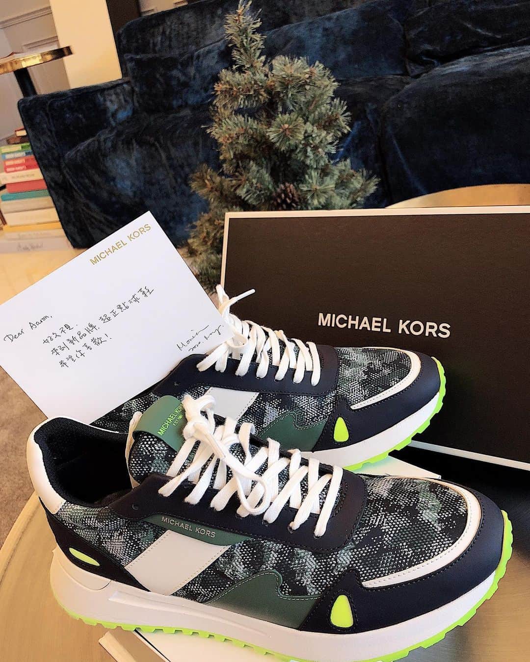 AARONさんのインスタグラム写真 - (AARONInstagram)「超帥的鞋子 Thank you MK  #michaelkors #michaelkorsshoes」5月29日 17時50分 - aayan1120
