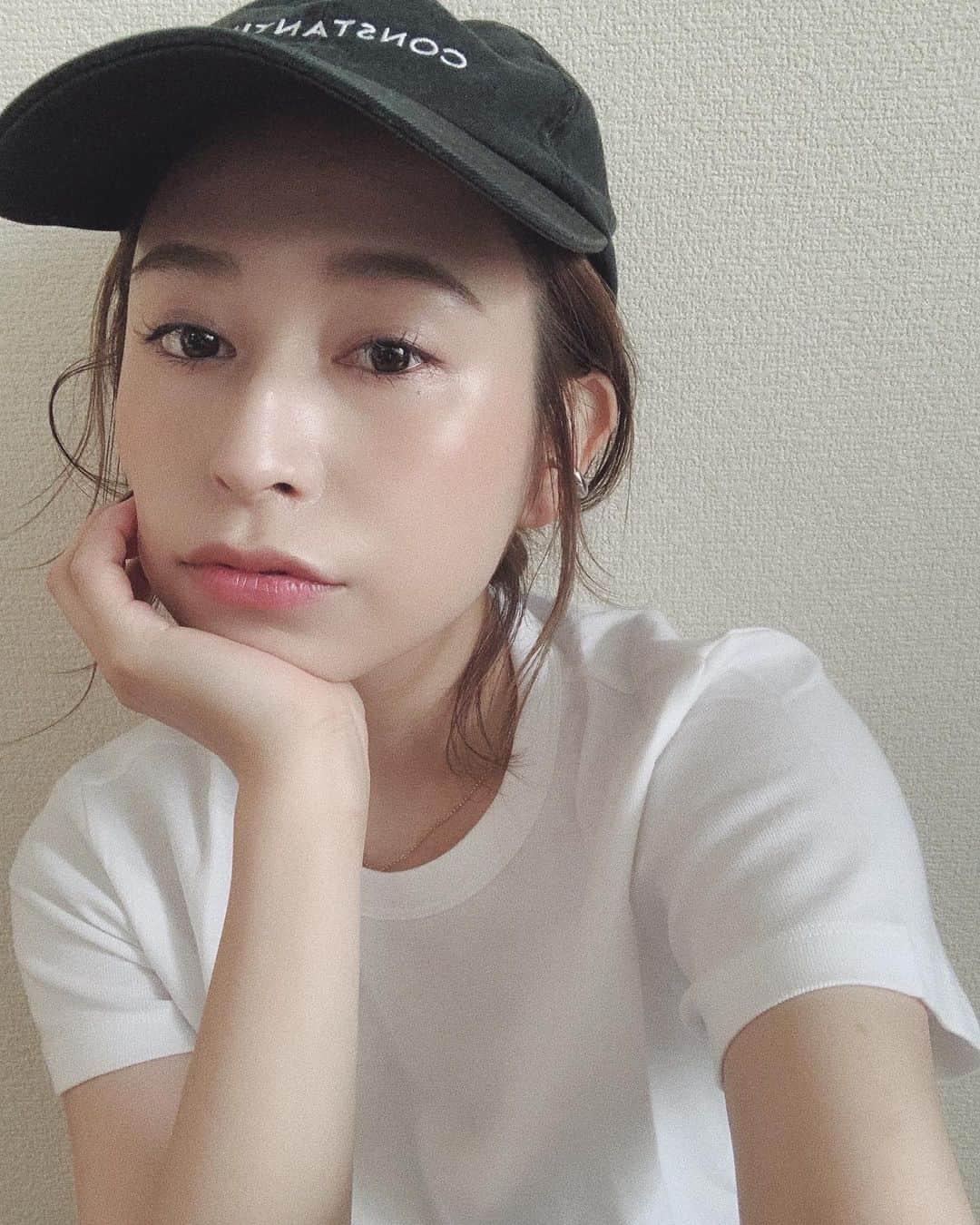のインスタグラム：「. . . CAPかぶるのすごい久しぶり😗 夏に向けてまた帽子集めよ〜 . . #cap#selfie#casual#simple」
