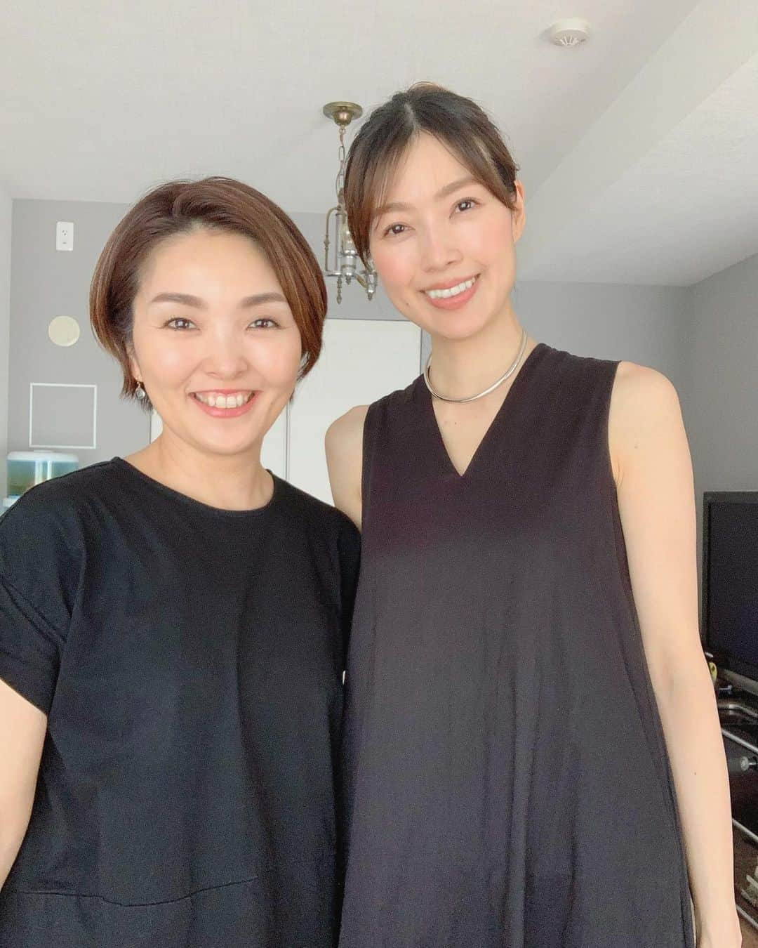 松見早枝子さんのインスタグラム写真 - (松見早枝子Instagram)「🧘‍♀️の時の#白湯 に、息子とウォーキングする時の#ウォーターボトル に、1年近く生活を共にした#kambukka 🌱 ・ 今や私達にとって家族のように身近なアイテム✨ ようやく再来週、日本にデビューします❗️😊 ・ 地味好きだけど、この柄は気持ちが明るく上向きになるからすごく好きです💗 ・ 今日はそのスチール撮影を📷 ・ 朝からうちで撮影する時は、たいがい早朝ひとりサンドイッチ🥪(家の片付け&掃除があるので😅) ・ そんな日も、この方 @reina.official が一緒なら全く疲れを感じない🤣❣️ ・ 今日は東京は、もったいないくらいのひときわ気持ちの良い日に🌱✨ ・ これから少しお散歩に出て今夜はテイクアウトにしようかな😋 ・ ・ #カンブッカ #サンドイッチ #黒好き #レイナメイク 💫真似できない#美眉メイク #サンドイッチ #粮理家 #ウェルネスフードスタイリスト #松見早枝子 #wellnessfoodstylist #saekomatsumi」5月29日 17時58分 - saekomatsumi