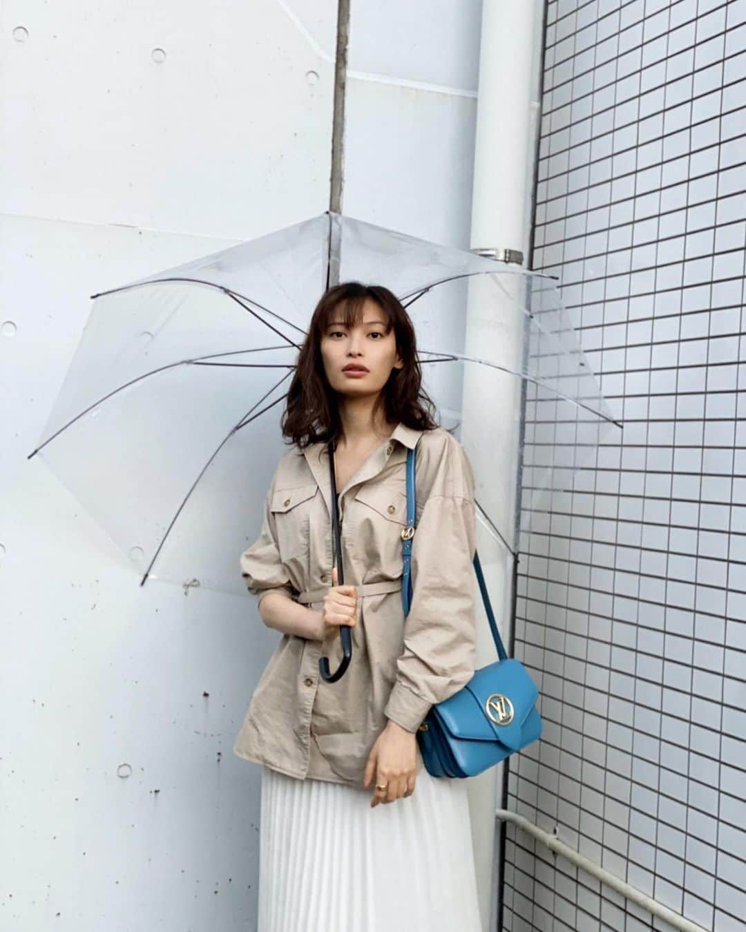 大政絢さんのインスタグラム写真 - (大政絢Instagram)「#今日の絢服 いきなり通り雨☔️ bag @louisvuitton  shirt @intimite_onemile  skirt @norc.jp  #LVPONT9 #LOUISVUITTON」5月29日 17時59分 - aya_omasa_official