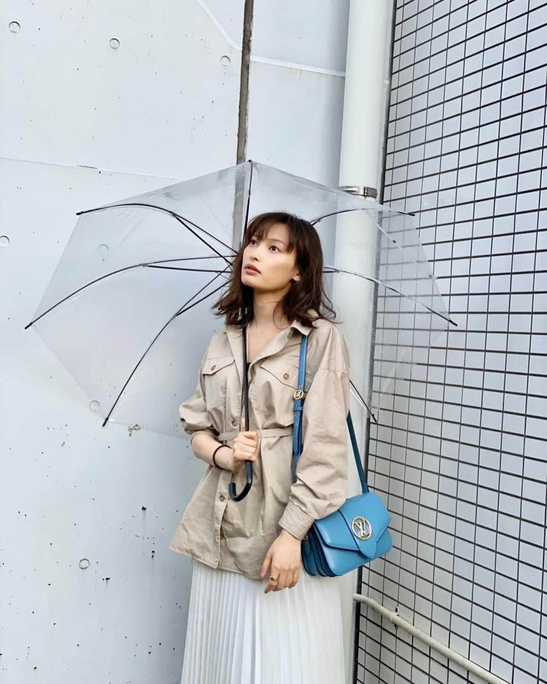 大政絢さんのインスタグラム写真 - (大政絢Instagram)「#今日の絢服 いきなり通り雨☔️ bag @louisvuitton  shirt @intimite_onemile  skirt @norc.jp  #LVPONT9 #LOUISVUITTON」5月29日 17時59分 - aya_omasa_official