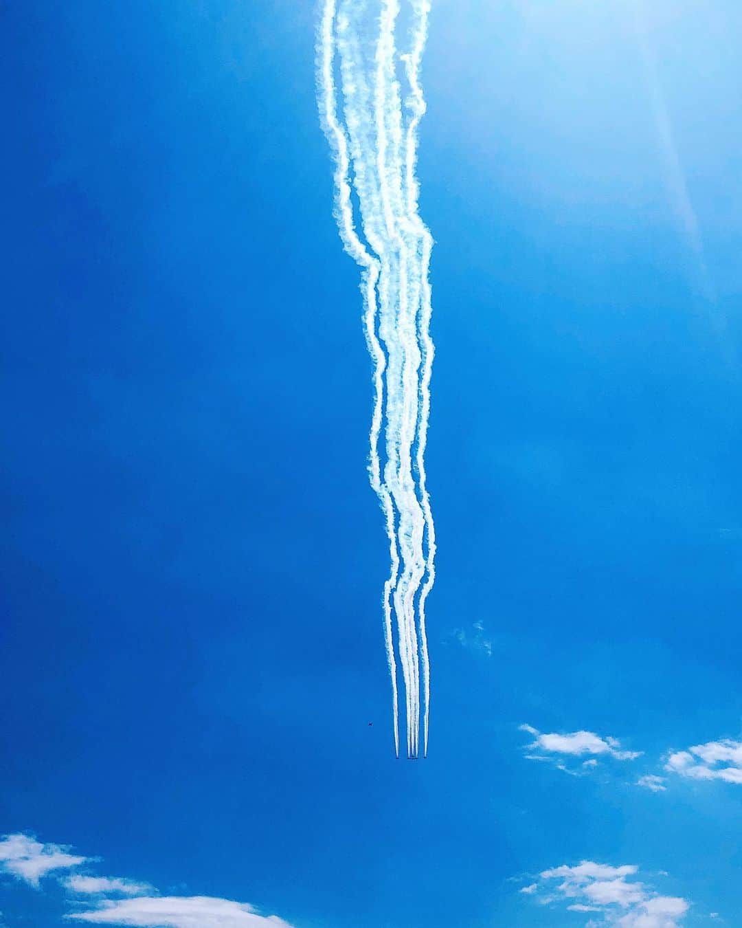 佐々木あさひのインスタグラム：「晴天の青空に息を合わせた空中飛行、残る残像がとても美しい🛩 大切な人を守る為にずっと緊張感をもって生活をすることはみんなそれぞれとてもストレスだっただろうし、今後も緩んではいけないとは思うけど、なんだか今までのご褒美のような空でした🌤 家族や友人、私自身が健康に今日を生かせて頂いていることに感謝。  医療従事者の方々、ライフラインを支えてくれている全ての方々に心から感謝です。 ありがとうございます。  #ブルーインパルス #医療従事者に感謝 #医療従事者にエールを #ありがとう #blueimpulse」