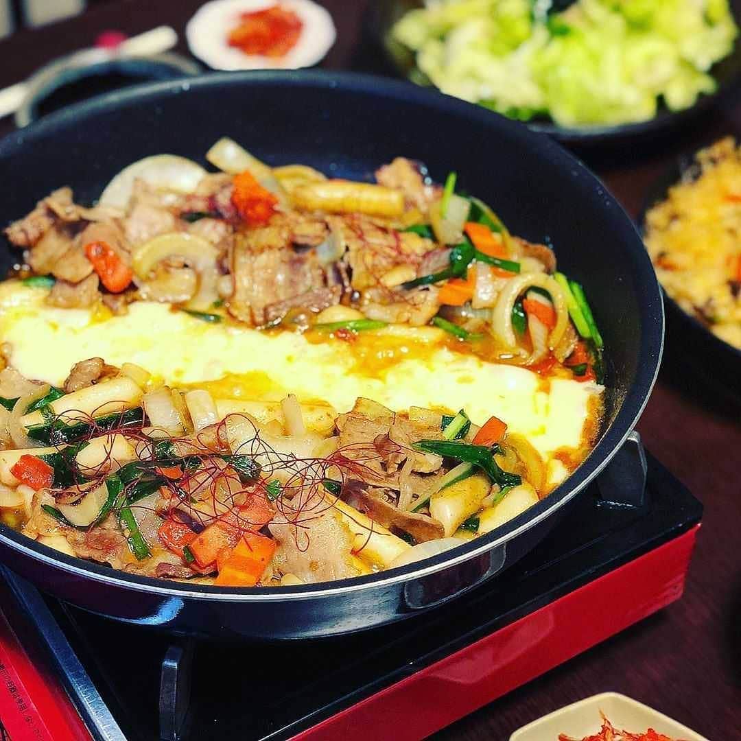 韓の食菜さんのインスタグラム写真 - (韓の食菜Instagram)「@samantha_m0606 さんが「韓の食菜 豚カルビ」て作ったベジおかずを投稿してくださいました。 ワイワイ楽しい、おつまみにも♪ #韓の食菜#モランボン @moranbong_official . ……………… #Repost @samantha_m0606 . チーズ豚カルビで家呑み . Korean-style grilled pork with cheese. . 今日「モランボン 韓の食菜」のモニタープレゼントが届きました🙌 豚カルビを早速晩ご飯に☺︎ 材料はお肉とお野菜を炒めるだけ 同封されているトック(餅)とタレで合わせたら出来上がり わ〜い簡単🙌 ちょびっとアレンジしてチーズテジカルビに🐷 甘辛うまうまでビールがすすむススム🍺 「モランボン×フーディーテーブル」様 素敵なモニターコラボ広告企画ありがとうございます❤︎ . . #豚カルビ #韓の食菜 #フーディーテーブル #フーディストモニター #食卓 #家呑み #チーズテジカルビ  #私のおいしい写真　#onthetable」5月29日 18時00分 - hannoshokusai