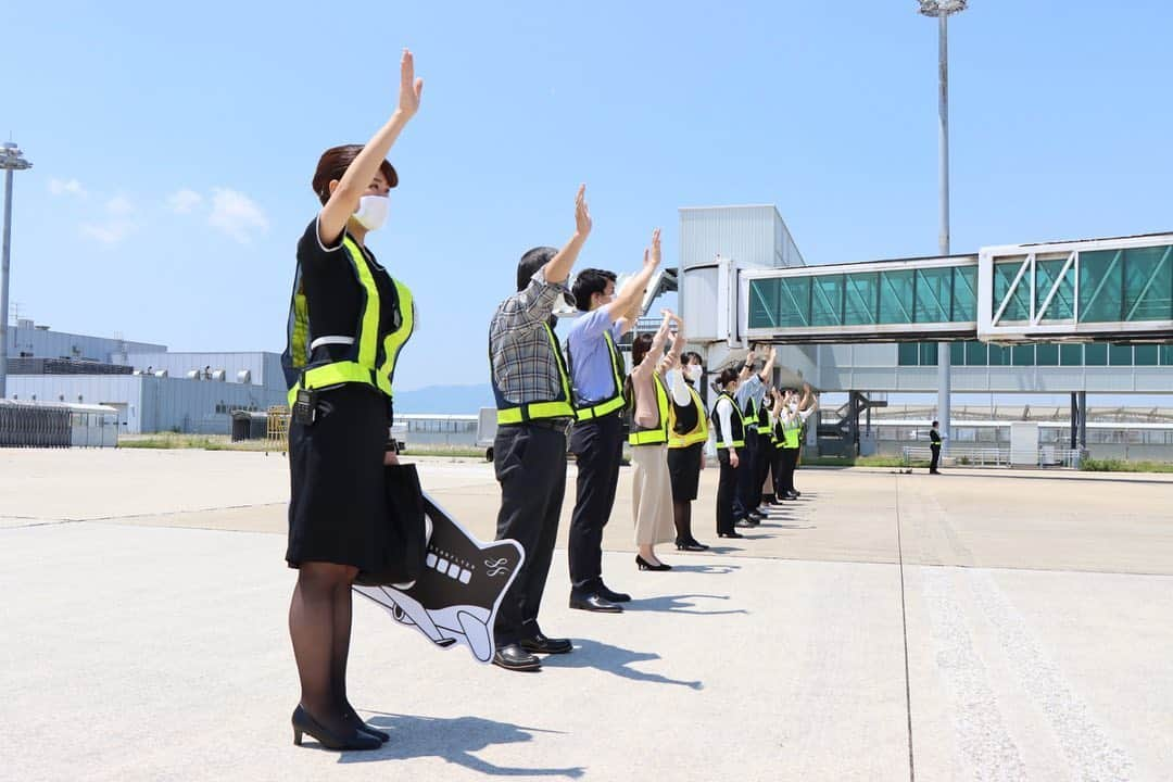 スターフライヤーさんのインスタグラム写真 - (スターフライヤーInstagram)「昨日、北九州空港で出発便のお見送りをしました✨﻿ ﻿ 今は大変な時期ですが、お客様は笑顔で手を振り返してくれ、とても励まされました☺️﻿ ﻿ 最近、北九州は外で立っているだけでも暑い気候が続いています🥵 マスク等の対策も重要ですが、マスクをしていることで熱がこもりやすいので、熱中症にも注意しないといけないですね💦﻿ こまめな水分補給等、体調管理には十分気を付けていきましょう👍﻿ ﻿ ﻿ #スターフライヤー﻿ #STARFLYER﻿ #星悅航空﻿ #北九州空港﻿ #kitakyushu﻿ #好きっちゃ北九州﻿ #空港好き﻿ #airport﻿ #飛行機﻿ #airplane﻿ #飛行機のある景色﻿ #コロナに負けるな﻿ #エアライン」5月29日 18時05分 - starflyerjapan