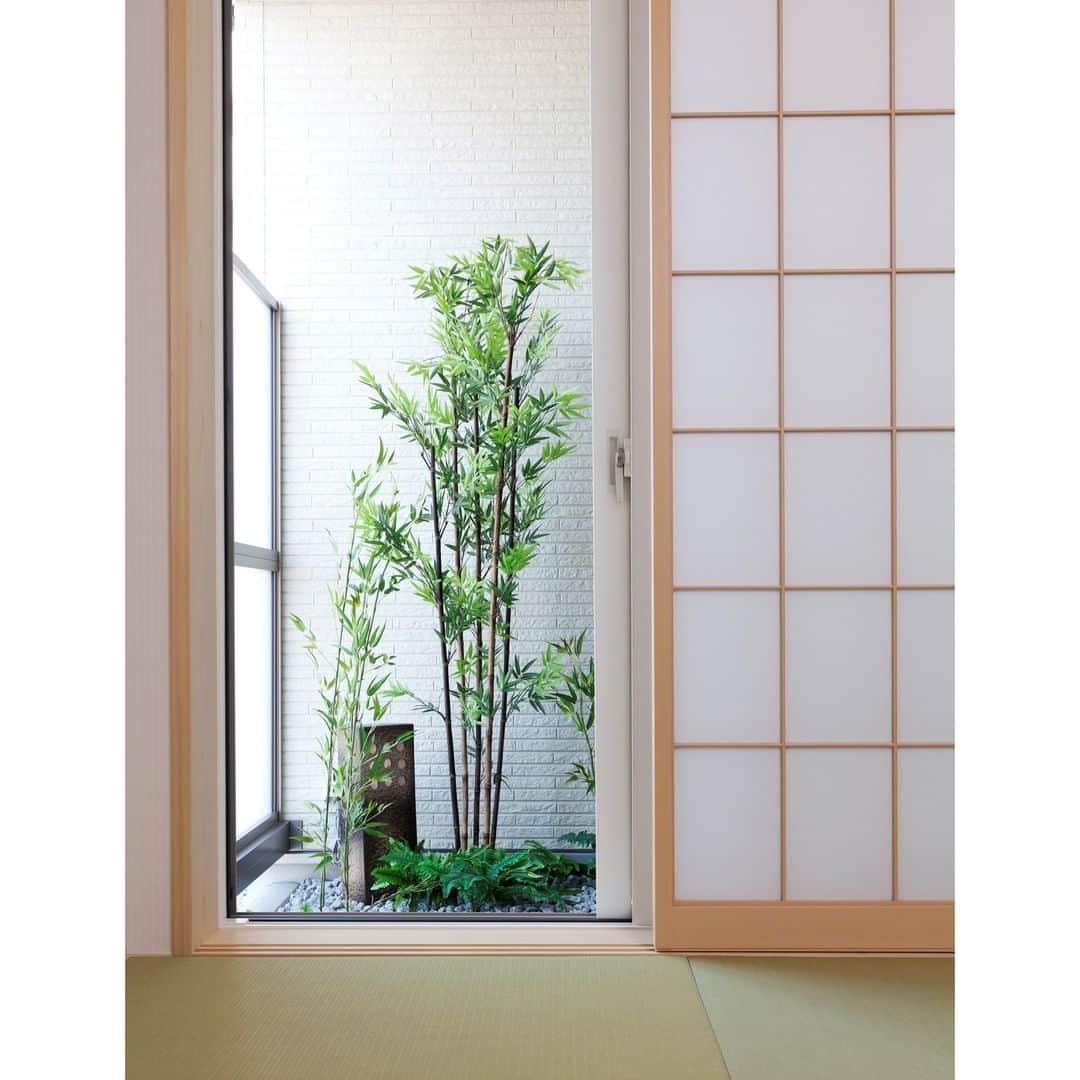 タマホーム株式会社さんのインスタグラム写真 - (タマホーム株式会社Instagram)「凛とした落ち着きある”緑”を臨む和室。 坪庭に面しているので自然の緑をインテリアの一部として楽しめます。 穏やかで心地よい空気が漂います。 - - - - #和室 #和室インテリア #坪庭 #畳 #japaneseroom #施工事例 #モデルハウス #タマホーム #モデルハウス見学 #beautifulhome #interiordesign #マイホーム計画 #家づくりを楽しむ #おしゃれな家 #戸建て #自由設計の家 #おうち #上質な暮らし」5月29日 18時00分 - tamahome_official
