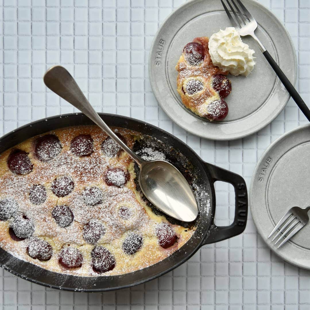 ザーネワンダー公式Instagramのインスタグラム：「レシピあり🍒🍴 「チェリーのクラフィティ」の作り方 * フランス・リムーザン地方の伝統的なデザート「クラフィティ」。 旬のアメリカンチェリー🍒を使い、 砂糖と生クリームはザーネワンダーホイップクリームで代用して出来る 素朴な1品です✨ * 焼きたて（または冷やして）に ザーネワンダーホイップクリームをさらに添えて。 熱々でも、冷やしてもおいしいデザートです♪ * * 今回のレシピは、 @reiko.t.table さんに作ってもらいました！ * [Reiko さんからのワンポイント] ザーネワンダーホイップクリームを混ぜるときは 泡が多少なくなってもなめらかになるまで 均一に混ぜてくださいね☝️ * 容器によって深さが変わるため、 同じ分量でも容器が深い場合は時間が長くなることがあります。 （写真は10cm×25cmオーバル型を使用しています。） 竹串を刺して生地がつかないことを確認してください🙆 甘さは控えめです👌 飾りのホイップをたっぷりつけて召し上がってくださいね❣️ * * 3枚目に「ドイツアルプスを巡る旅」が当たる キャンペーンのお知らせがありますよ！ プロフィールのURLから詳細を確認できます✅ * ぜひ参考に作ってみてくださいね！ * * ∴♔∴∴♔∴ Ⓡ Ⓔ Ⓒ Ⓘ Ⓟ Ⓔ ∴♔∴∴♔∴ * 「チェリーのクラフィティ」 * 【材料】タルト型20cm1台分 アメリカンチェリー…150g 卵…1個 ザーネワンダーホイップクリーム…100g 牛乳…50cc 薄力粉…30g 粉糖（あれば）…適量 * 【作り方】 ① チェリーは軸と種を除く。薄力粉をふるう。  オーブンは170℃に温めておく。 * ②ボウルに卵を割ってホイッパーでよく混ぜ、 ザーネワンダーホイップクリームを加えて混ぜる。 薄力粉をふるい入れて均一な状態になるまで混ぜ合わせ、 牛乳を少しずつ加え混ぜる。 * ③バターやオイル（分量外）を塗った耐熱容器にチェリーを並べ、 ②を漉しながら流し入れる。オーブンで30分焼く。 竹串を刺して生地がつかなければ完成。 あれば粉糖をかけ、取り分けてお好みで ザーネワンダーホイップクリームを絞る。 * * #ザーネワンダー #ホイップクリーム #生クリーム * #今日のごはん #手作りごはん #簡単レシピ #おかず #レシピ #食卓 #節約 #献立 #家庭料理 #節約生活 #自炊 #ランチ #家ごはん #時短レシピ #簡単レシピ #おいしい #料理 #美味しい #おうちごはん #手作り料理 #手料理 #料理好きな人と繋がりたい #スイーツ好きな人と繋がりたい #おやつレシピ #おうちカフェ #チェリー #さくらんぼ」
