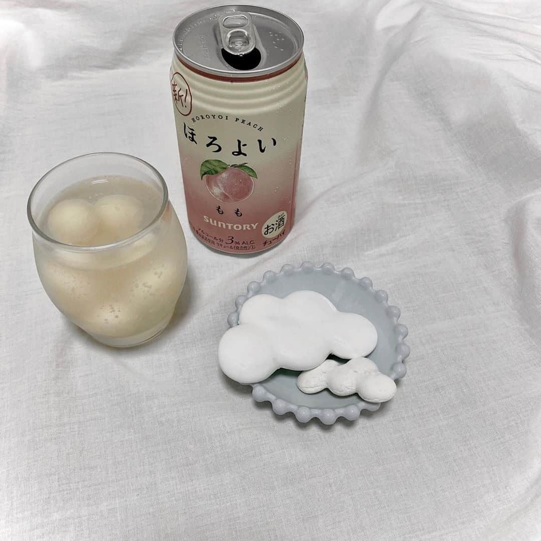 RiLiさんのインスタグラム写真 - (RiLiInstagram)「リモート飲み会やおうちカフェに🏡【ほろよいアレンジ】🐑💖 ..... 最近じわじわ人気になってきている【ほろよいアレンジ】🍑🌙お酒の色味もパッケージもかわいいので写真映えも👍🏻✨ フルーツやアイスクリーム、アイスの実を使ってアレンジしている子も💭💕見た目がかわいい🍦だけじゃなく味も絶品～～🙆🏻‍♀️✌🏻 お酒はハタチになってからだよッ⚠︎リモート飲み会やおうちカフェのお供にもぴったりだから、ぜひおうちで楽しんでみてね🍇 . ※未成年の飲酒は法律で禁じられております。飲酒は20歳になってから。 . ❣❣❣❣❣ サイトやSNSで掲載させていただくお写真募集中😘📸 かわいいコーデやアイテム、注目スポットなどが撮れたら、ハッシュタグ→#rili_tokyo  を付けて投稿❗ ． Special Thanks💋 Photo by @__marina__0213 @tomoka_66 @saochi_48 @__yuh0358__ @mysticism_k @02hakuna_matata ． #春 #ほろよい #ほろよいアレンジ #フロート #リモート #リモート飲み会 #お酒アレンジ #アイスクリーム #アイスの実 #フルーツ #クリームソーダサワー #コーラサワー #ももサワー #白いサワー #白ぶどうサワー #RiLi  #おしゃれさんと繋がりたい #お洒落さんと繋がりたい #ファッション #패션스타그램 #ootd #outfit」5月29日 18時02分 - rili.tokyo