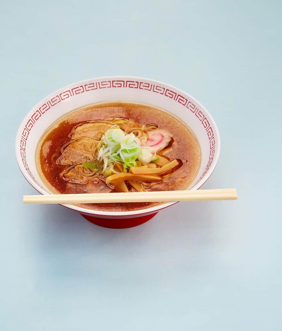Hanako公式さんのインスタグラム写真 - (Hanako公式Instagram)「鎌倉で暮らす人、育った人のお気に入りとは？﻿ ﻿ 写真家 長野陽一さん🍜﻿ 「〈海の家 パパイヤ〉で食べるラーメンとかき氷が夏の午後の楽しみ。正直、海水浴はそのついでだ。ラーメ ンはさっぱりした醤油味のスープ、麺は鎌倉の〈今村製麺〉。かき氷はふんわりより硬め。自然派ワインもあり、呑んでよし！ 食べてよし！のザ・海の家だ。」﻿ ﻿ ﻿ 【Hanako1185号_鎌倉の暮らしに学ぶ発売！】﻿ #Hanako #Hanako_magazine #stayhome #外出自粛 #おうち時間 #おこもり #ポジティブおこもり #日々の暮らしを楽しむ #丁寧な暮らし #おうちカフェ #コーヒーのある暮らし #おやつの時間 #おうちごはん #部屋作り #シンプルな暮らし #鎌倉#鎌倉グルメ#鎌倉暮らし#鎌倉散歩 #photo_YoichiNagano」5月29日 18時05分 - hanako_magazine