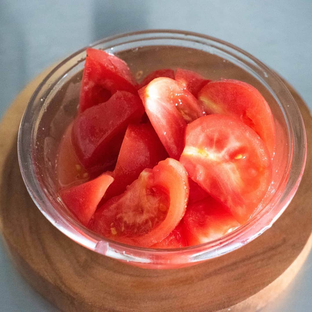 アルペンザルツ公式Instagramさんのインスタグラム写真 - (アルペンザルツ公式InstagramInstagram)「レシピあり🍅🙋‍♂️ 「トマトの塩はちみつレモンマリネ」の作り方 * これから暑くなる季節に食べたくなる爽やかな一品！🍋 トマトをアルペンザルツ・はちみつ・酢・レモン汁で マリネするだけなので簡単♪ ぜひ試してみてくださいね！ * * 今回のレシピは、 @ouchigohan_ojisan さんに作ってもらいました！ * [井口タクトさんからのワンポイント] 甘み＆酸味＆塩味のバランスが美味しいです。 よく冷やして召し上がってください☝️ * * * 3枚目に「ドイツアルプスを巡る旅」が当たる キャンペーンのお知らせがありますよ！ プロフィールのURLから詳細を確認できます✅ * ぜひ参考に作ってみてくださいね！ * * ∴♔∴∴♔∴ Ⓡ Ⓔ Ⓒ Ⓘ Ⓟ Ⓔ ∴♔∴∴♔∴ * * 「トマトの塩はちみつレモンマリネ」 * 【材料】 トマト…2個 はちみつ…大さじ1 酢…大さじ1 レモン…1カット アルペンザルツ…適量 * * 【作り方】 ①トマトをくし切りにしておく。 * ②ボウルにトマトを入れ、調味料を全て入れ、混ぜ合わせる。 * ③ラップをし、冷蔵庫で一晩おいたら完成。 * * #アルペンザルツ #塩 #美味しい塩 * #今日のごはん #手作りごはん #簡単レシピ #おかず #レシピ #食卓 #節約 #献立 #家庭料理 #節約生活 #自炊 #ランチ #家ごはん #時短レシピ #簡単レシピ #おいしい #料理 #美味しい #おうちごはん #手作り料理 #手料理 #料理好きな人と繋がりたい #マリネ #レモン #塩レシピ #さっぱりレシピ」5月29日 18時06分 - alpensalz_jp