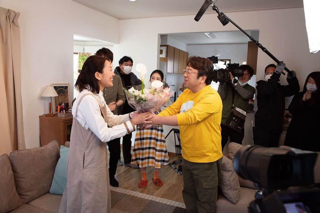 東海テレビ「いつかこの雨がやむ日まで」さんのインスタグラム写真 - (東海テレビ「いつかこの雨がやむ日まで」Instagram)「#隕石家族 明日で最終回😢 最終回がもっと楽しみになる⁉️クランクアップインタビューをお届けします🎤✨ #羽田美智子 さん、#泉里香 さん、 #天野ひろゆき さんのクランクアップ写真とともにどうぞ💐  https://www.tokai-tv.com/insekikazoku/special/19.html」5月29日 18時06分 - dodra_tokaitv