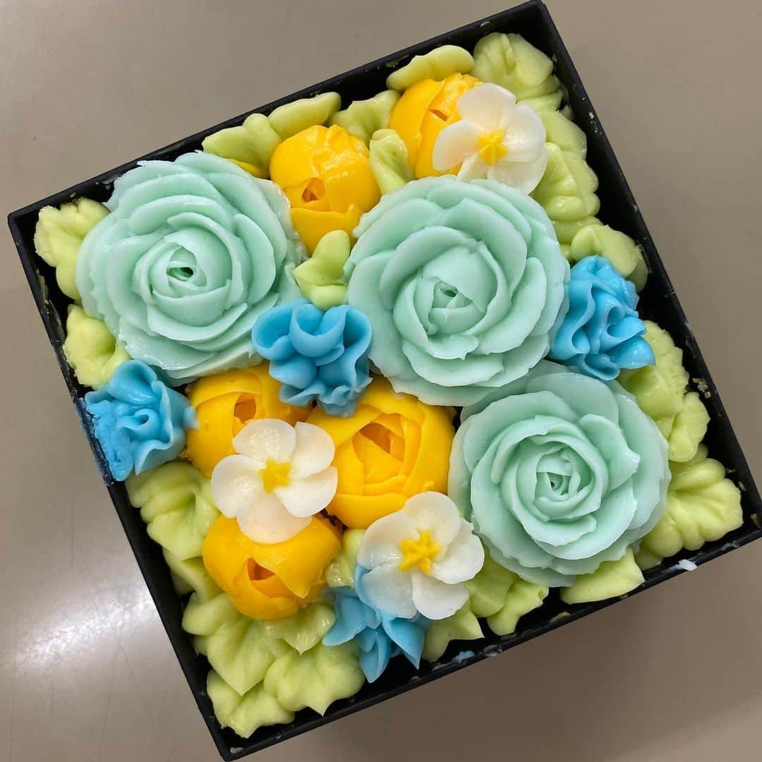 佐藤彩さんのインスタグラム写真 - (佐藤彩Instagram)「食べられるお花のケーキ💐 今日のネクストフォーカスで紹介しました🤗  こんなに見た目も華やかで、しかも美味しい☺️✨ . . 函館のフラワーピクニックカフェというお店で作っているケーキです🎂  通常はピンク系のお花のケーキですが、このミントブルーのこのバージョンは、父の日ケーキ✨ お父さんをイメージしたカラーにだそうですよ😊  道産の素材にこだわったバタークリームはまろやかで濃厚なのにくどくない😳！ 下のスポンジケーキは、シナモンが効いたキャロットケーキで、クリームとのバランスが絶妙です✨  視覚も味覚も楽しませてくれるケーキ🤗  甘いもの好きのお父さんへ、父の日のプレゼントにいかがでしょう？  ちなみに、今年の父の日は、6月21日日曜日です！  #フラワーピクニックカフェ #フラワーケーキ #食べられるお花のケーキ  #視覚も味覚も大満足  #父の日ケーキ #父の日 #6月21日 #HBCラジオ #朝刊さくらい #ネクストフォーカス #HBC #アナウンサー #佐藤彩」5月29日 18時10分 - hbc_ayasato