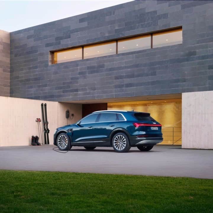 のインスタグラム：「《Audi間違い探し》 エントランスで静かに出発の時を待つAudi e-tron。 写真の一部が徐々に変化していきます。 どこが変わったのかわかった方は、コメント欄に回答をお寄せください。 答えは明日の投稿をチェック！  #Audi #etron #Audietron #Audijapan #アウディ #carwithoutlimits #carsofinstagram #Audiworld #Audigenic #車好きな人と繋がりたい #stayhome #おうち時間 #間違い探し」