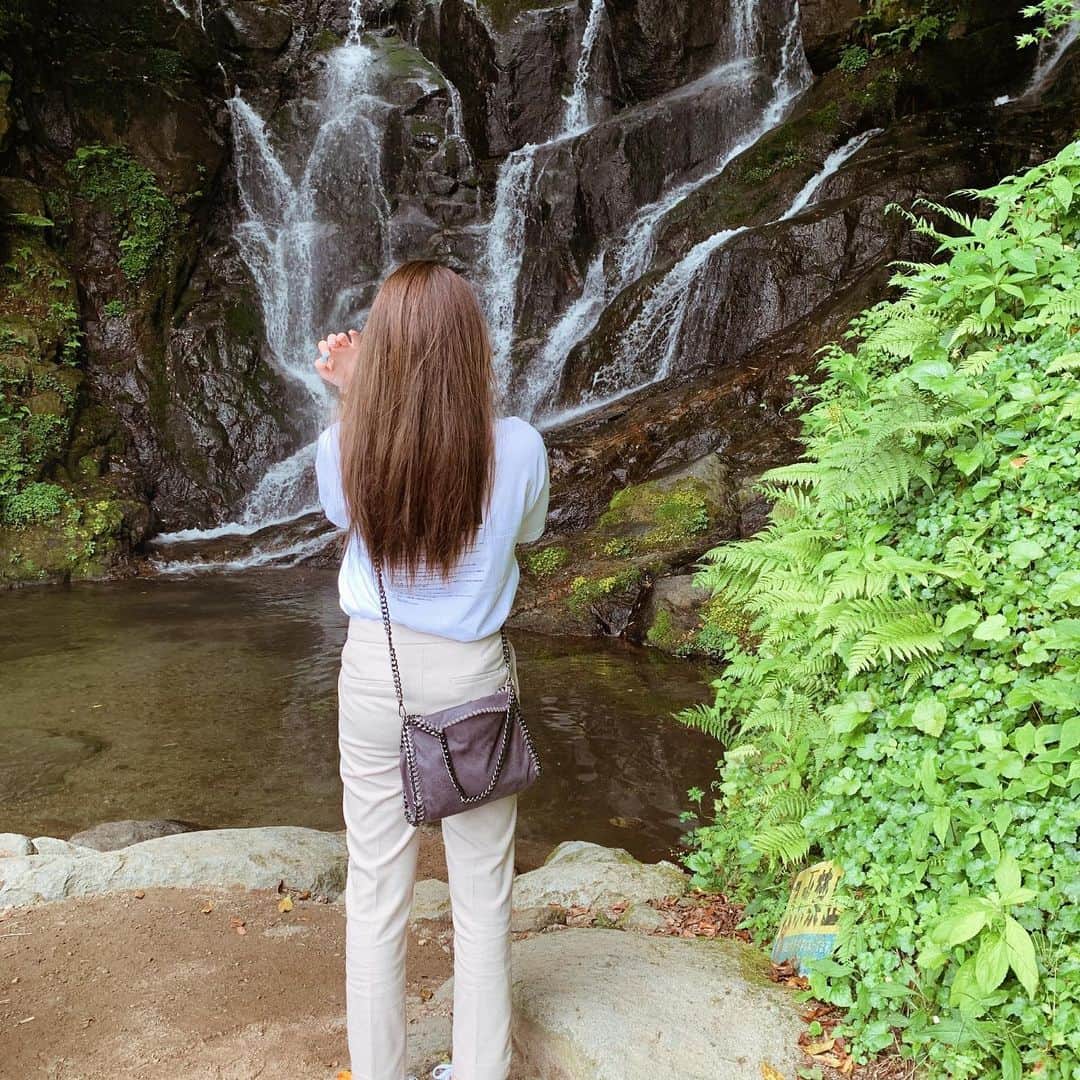 Nanamiさんのインスタグラム写真 - (NanamiInstagram)「. マイナスイオン吸ってきた 吸い切った🌿ご馳走様でした🧏🏼‍♀️ 湿気で髪質やばすぎ😕 #自然#日本って素敵#マイナスイオン#ごっざんです」5月29日 18時16分 - nana27chan