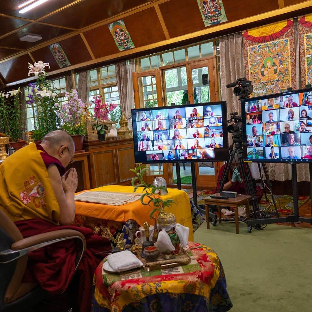 ダライ・ラマ14世さんのインスタグラム写真 - (ダライ・ラマ14世Instagram)「Images of HHDL during the the first day of his 2-day virtual Avalokiteshvara Empowerment from his residence in Dharamsala, HP, India on May 29, 2020. The webcast can be viewed on https://www.dalailama.com/videos/avalokiteshvara-empowerment.  Photos by Ven. Tenzin Jamphel #dalailama」5月29日 18時16分 - dalailama