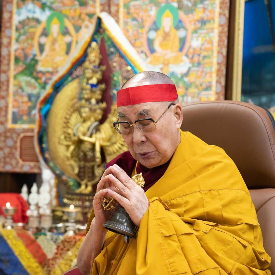 ダライ・ラマ14世のインスタグラム：「Images of HHDL during the the first day of his 2-day virtual Avalokiteshvara Empowerment from his residence in Dharamsala, HP, India on May 29, 2020. The webcast can be viewed on https://www.dalailama.com/videos/avalokiteshvara-empowerment.  Photos by Ven. Tenzin Jamphel #dalailama」