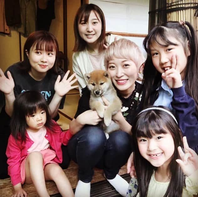 くまみきのインスタグラム：「ちょうど1年程前に撮影したついに短編映画「父の遺言状」がUUUM TVにて公開となりました！﻿ ストーリーズのほうにリンク貼っておいたのでぜひ見てください✨﻿ (と、いいつつめっちゃ緊張してる🥺笑)﻿ ﻿ 普段ひとりで撮影してるので、沢山の人と一緒に作品作りできるってことがとても刺激的で楽しかったです。またこういうのやりたいなぁ〜😌﻿ それにしても子供達やわんこもいてなんだこの写真幸せ過ぎないか🥺💗？﻿ ﻿ #短編映画 #UUUM﻿ #YouTube」