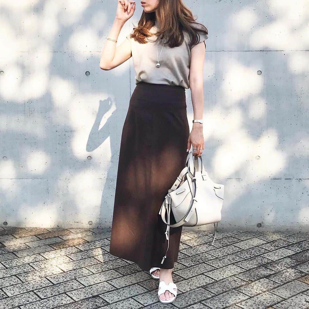 ur'sさんのインスタグラム写真 - (ur'sInstagram)「. . 【 style share 】 麻混セミフレアスカート 品番:BVXN0512 ¥3,990+tax . @mario_dozono 様、素敵なコーディネートありがとうございます✨ ハイウエスト仕様がロング丈でもすっきりとした印象を与え、スタイルアップ効果もある麻混セミフレアスカート🌿 シンプルなデザインですが、シルエットの美しさにこだわった一枚です。 . ＼ 好評につき延長中！ ／ 6/5(金)10:59まで人気商品対象の10%OFFクーポンを配布中✨ こちらのアイテムもクーポン対象となっております！ . STYLE SHARE 募集中！ ハッシュタグは『#urs_styling』 素敵な着こなしは、紹介させて頂くことがあります。 . #urs_official #ユアーズ #レディース #fashion #コーディネート #スカート #セミフレアスカート #麻混スカート . . #Repost @mario_dozono ・・・ * ☀️☀️☀️ 今日のコーデ。 * beige × brown…🦔 春夏もやっぱりこういうカラーが好き。 * @urs_official のチョコレートカラーのスカートはウエスト位置高め×絶妙なフレアラインですごくシルエットがきれい🥺 * 今度はTシャツにスニーカーで合わせよう👟✨ * * skirt… @urs_official * * * #outfitoftheday #urs_styling #urs_official #stylepoint #titivate #titivatestyle #ユアーズ #麻混セミフレアスカート #ティティベイト」5月29日 18時25分 - urs_official