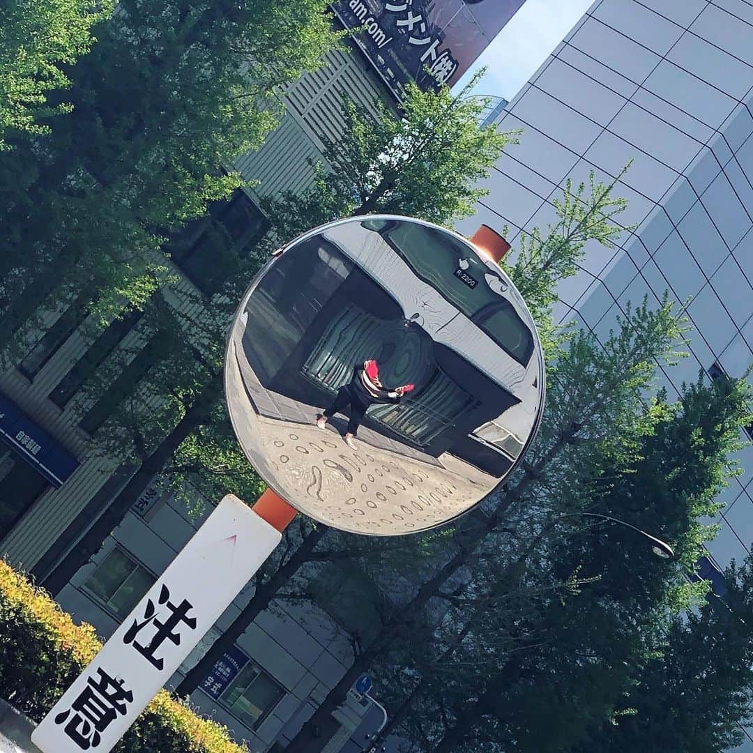 のインスタグラム：「⚠️🧬mirror selfie with “CAUTION” notice🧬⚠️ #注意 #caution #mirrorselfie #散歩しかしてない」