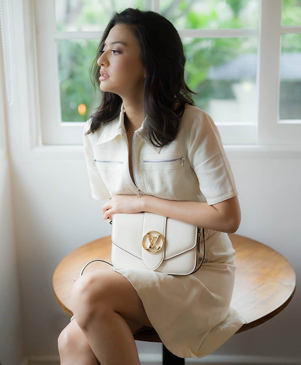 ラライン・シャーのインスタグラム：「Looking forward to the new normal with my brand new essential, the Pont 9 bag from @louisvuitton 🏡 #louisvuitton #lvpont9」