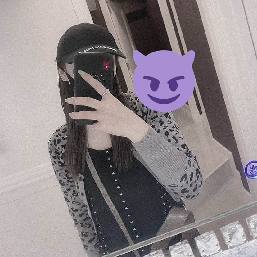 鈴木ユリアのインスタグラム：「. あやちゃんの服しか勝たんな 他にはないデザインでどタイプすぎて」