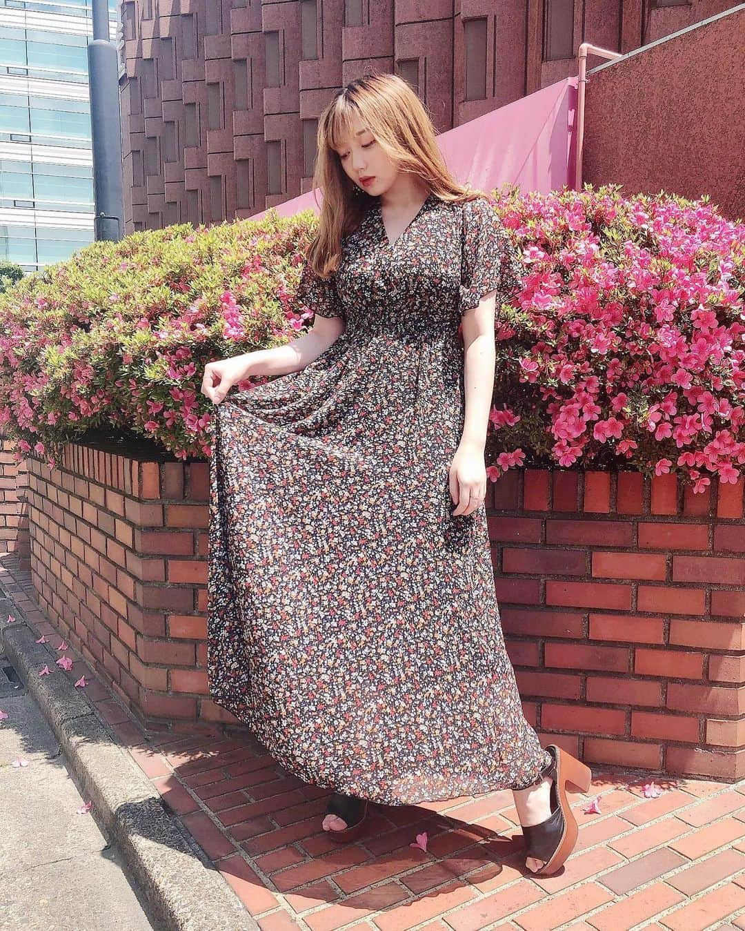 小澤しぇいんさんのインスタグラム写真 - (小澤しぇいんInstagram)「🌷🌼🌹 🌸 ＊ ＊ ＊ 今日はお外でちょっとしたお買い物。  お昼は暖かくてもう半袖のワンピース着ちゃった。 @fifth_store の#小花柄Vネックロングワンピース 花柄のワンピース大好き♡ このワンピ大人っぽくてお気に入り  私は153cmで低身長でもMサイズでもちょうどいいし軽やかゆったり着れる  今このワンピースも60%OFFになってたよ #fifth#fifthtl #fashion#ootd#coordinate #outfit #フィフス #フェミニン#ワンピース#ワンピースコーデ#低身長コーデ#コーディネート#ワンマイルコーデ#ファッション#春コーデ」5月29日 18時30分 - 1217_shane