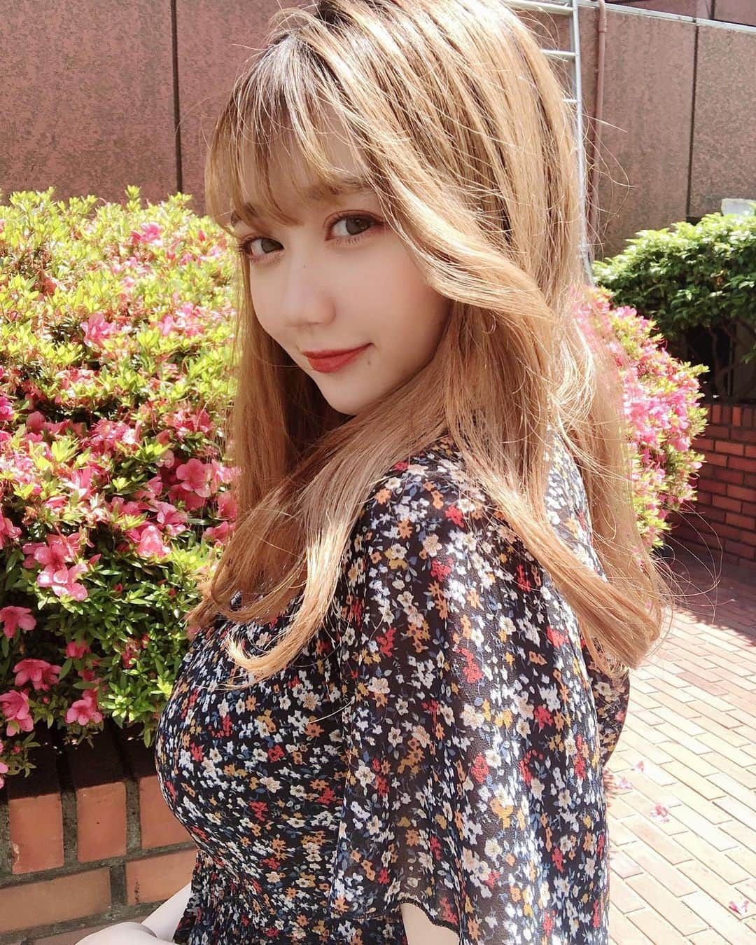 小澤しぇいんさんのインスタグラム写真 - (小澤しぇいんInstagram)「🌷🌼🌹 🌸 ＊ ＊ ＊ 今日はお外でちょっとしたお買い物。  お昼は暖かくてもう半袖のワンピース着ちゃった。 @fifth_store の#小花柄Vネックロングワンピース 花柄のワンピース大好き♡ このワンピ大人っぽくてお気に入り  私は153cmで低身長でもMサイズでもちょうどいいし軽やかゆったり着れる  今このワンピースも60%OFFになってたよ #fifth#fifthtl #fashion#ootd#coordinate #outfit #フィフス #フェミニン#ワンピース#ワンピースコーデ#低身長コーデ#コーディネート#ワンマイルコーデ#ファッション#春コーデ」5月29日 18時30分 - 1217_shane