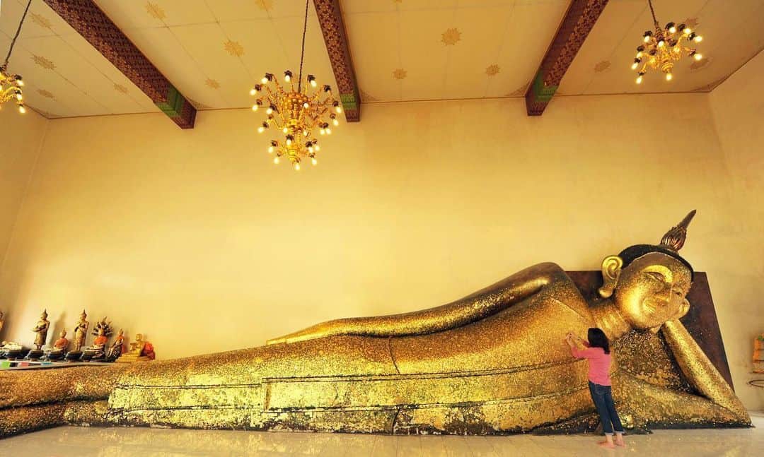 タイ国政府観光庁さんのインスタグラム写真 - (タイ国政府観光庁Instagram)「・﻿ ＼✨今週も1週間お疲れ様でした✨／﻿ ﻿ タイ東部ラヨーンにある寺院「ワット・パープラドゥー」の写真をお届け📸﻿ ﻿ 「ワット・パープラドゥー」はアユタヤ時代に建てられた歴史ある寺院‼️﻿ ﻿ タイで見られる涅槃仏は、通常右手で頭を支えて横になっていますが、「ワット・パープラドゥー」の本堂に祀られている涅槃仏は左手で頭を支えて横になっている非常に珍しい仏像🙏﻿ ﻿ 参拝客は、金箔を貼って祈りを捧げます✨﻿ ﻿ 皆さま、体調に気をつけてよい週末をお過ごしください☺️﻿ ﻿ タイ旅行の情報が少しでも皆さまの癒しになることを願って🙏﻿ #stayhome で次のタイ旅行の情報収集を‼️﻿ ﻿ #お疲れ様でした  #ラヨーン #パープラドゥー寺院 #タイ寺院 #お寺巡り #涅槃仏 #歴女  #こんなタイ知らなかった #タイを知りつくす #旅好きな人と繋がりたい #旅行好きな人と繋がりたい #海外旅行 #thailand #rayong #PaPraduTemple #temple  #amazingthailand #thailandtravel #thailandtrip #thai #thaistagram #lovethailand  #thainess #localexperience #thailandhiddengems #hiddengems」5月29日 18時48分 - amazingthailandjp