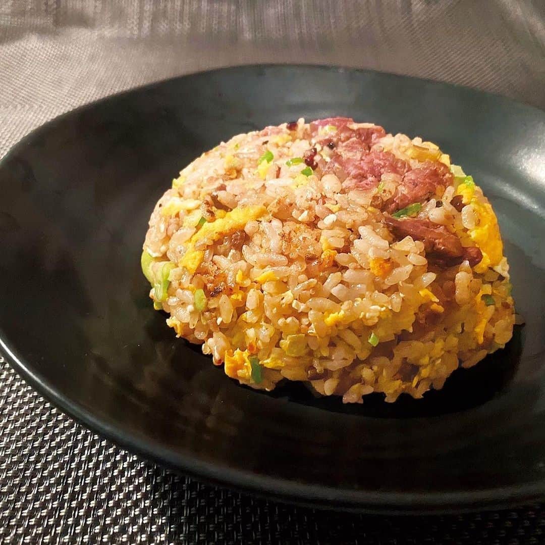 日野達也のインスタグラム：「個人的にレバーが好きなのですが、レバーが苦手な方も多くいるかと思います。  どんな食材もチャーハンにしちゃえば何でも旨いという理論があり、今回はその理論に則りレバーチャーハンを作ってみました！ . youtubeに動画あげてます！ . 癖もあまりなく、めちゃくちゃ旨い！ せっかくなのでレバニラ炒めも作りました♩ （レバー下処理） レバーを牛乳に浸し、20分ほど置いておきます。 . 『レバーチャーハン』（１人前） ・鶏レバー ・長ネギ...5cm ・ニンニク...1片 ・卵 ...1個 ・A.酒...大さじ１ ・A.鶏がらスープの素...小さじ1/2 ・A.醤油...小さじ１ ・A.塩胡椒...少々  ①長ネギ、ニンニクをみじん切りに。  ②下処理しておいたレバー１切れを１cm角に細かく切ります。  ③フライパンに溶き卵を炒めて一度取り出します。  ④同じフライパンに油、ニンニク、長ネギを炒めて香りがたったらレバー、Aを加え炒めたらご飯、卵を戻し入れて中火で炒め合わせたら完成です！ . 『ふんわり卵のレバニラ炒め』(1人前） ・鶏レバー ・ニラ ・卵...2個 ・A.酒...大さじ２ ・A.オイスターソース...大さじ１ ・A.鶏がらスープの素...小さじ1/2 ・片栗粉  ①下処理しておいたレバーの筋をとり、一口大に切る。  ②ニラを5cm幅に切る。  ③熱したフライパンに卵を炒めたら取り出しておきます。  ④フライパンにレバーを炒めたらニラを加え、火が通ったらAを加えます。  ⑤卵を加え、全体が馴染んだら完成です！」