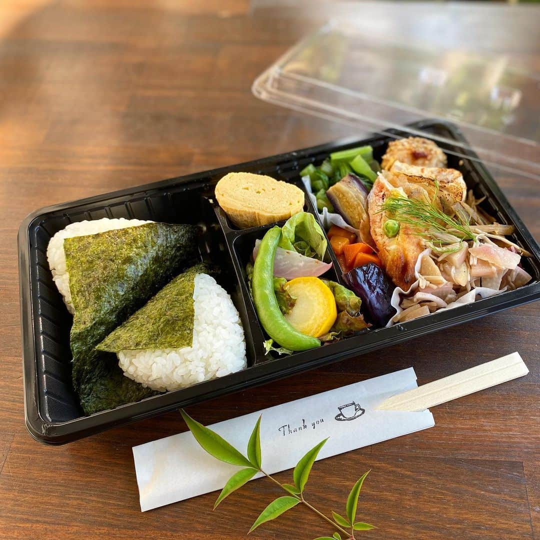 cafezakkagallery-flagのインスタグラム：「▪︎テイクアウトのご案内▪︎ 明日の土曜日も和食弁当やドリア、 ナポリタン、サラスパチキン、 スイーツもご用意しております。  今月で一旦テイクアウトはご予約のみとさせて頂きます。  6/2(火)から店内での飲食もオープンさせて頂きます。 和食お弁当はご予約頂ければ 店内でもお召し頂けますし、お持ち帰りも可能です。  色々と試行錯誤しながら安全に オープンしたいと思います。 アルコール消毒、マスク着用の程宜しくお願い致します。  明日は５月最終土曜日もお弁当ご予約お待ちしております♬  焼き菓子もご用意してます。 人気のパウンドケーキシリーズも オススメです。  #cafeFLAG #cafezakkagalleryflag  #テイクアウト #枚方市 #大阪府 #和食お弁当」