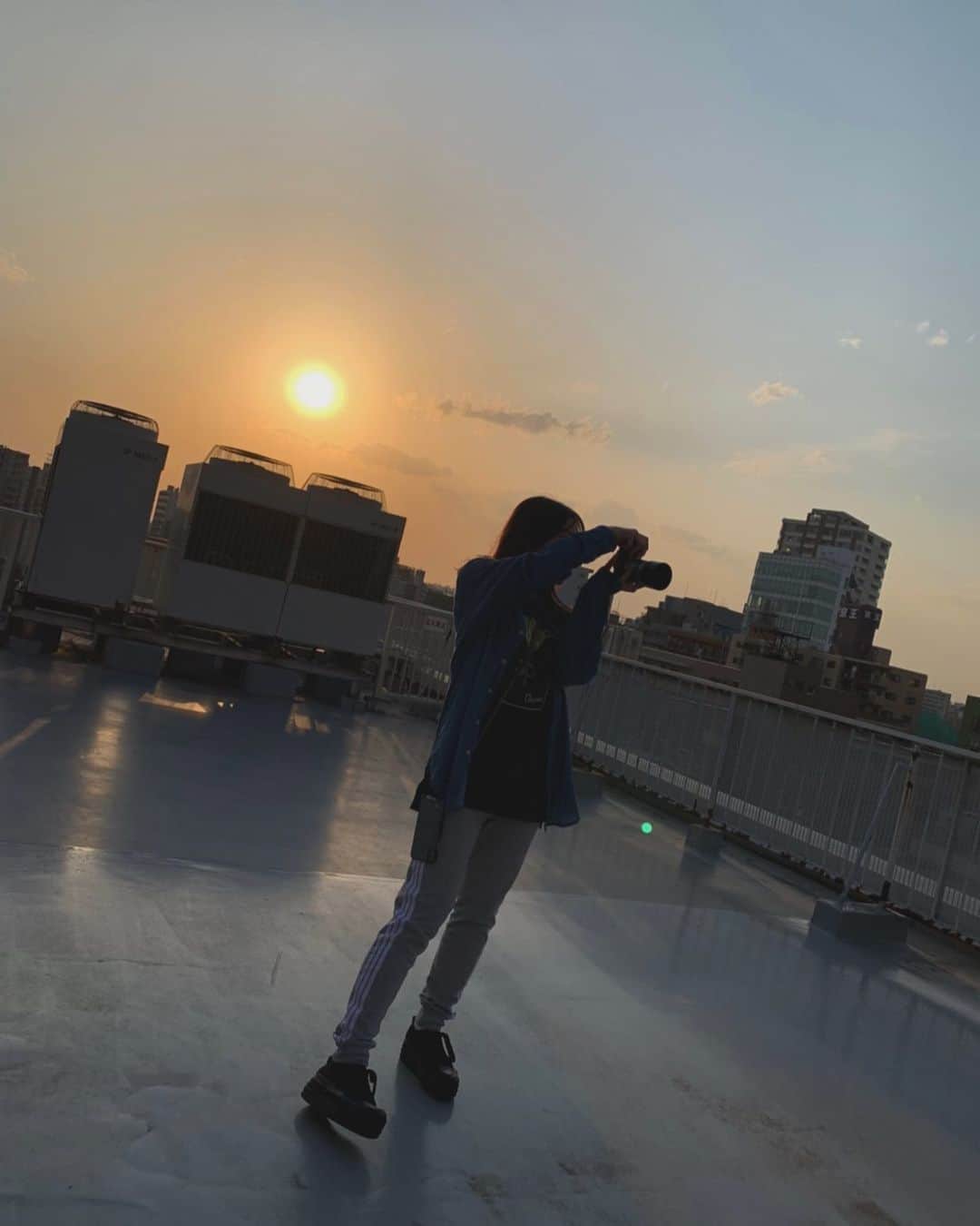児玉アメリア彩さんのインスタグラム写真 - (児玉アメリア彩Instagram)「緊急事態宣言は解除されましたが、自粛は解除ではないはず。﻿ ﻿ 他国では早速第二波がやってきているのを見てどう感じるかは人それぞれですが﻿ 私は引き続き 油断せず 不要不急の外出は控えて過ごすつもりです。﻿ ﻿ 一人一人の行動がこの国の未来に直結するという自覚を持てたらいいな。﻿ みんな 元気に力いっぱい生きようね。﻿ ﻿ ﻿ 写真はいつかの 夕日が綺麗なホリプロ屋上﻿ ﻿ ﻿ ﻿ ﻿ ﻿ ﻿ #今日も生きた #stayhome」5月29日 18時44分 - aya_amelia_kodama