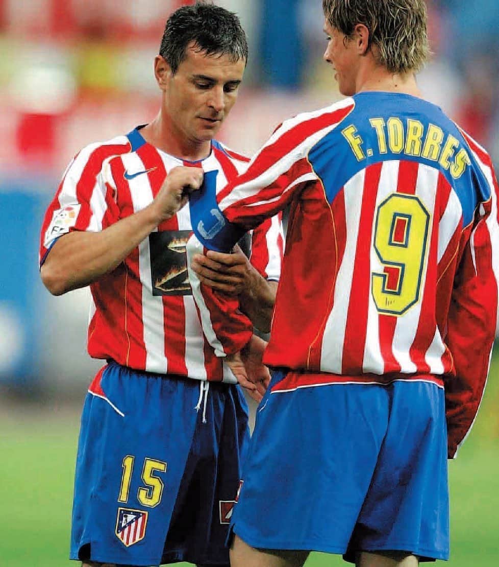 フェルナンド・トーレスのインスタグラム：「Orgullo de capitán. Carlos Aguilera dejaba hace 15 años el fútbol vestido de rojiblanco, cómo a mí me hubiese gustado. Ese día me pasó el brazalete. Que gran referente tuve en él y cuanto me enseñó. 📸 cortesía de mi amigo @jasirvent」