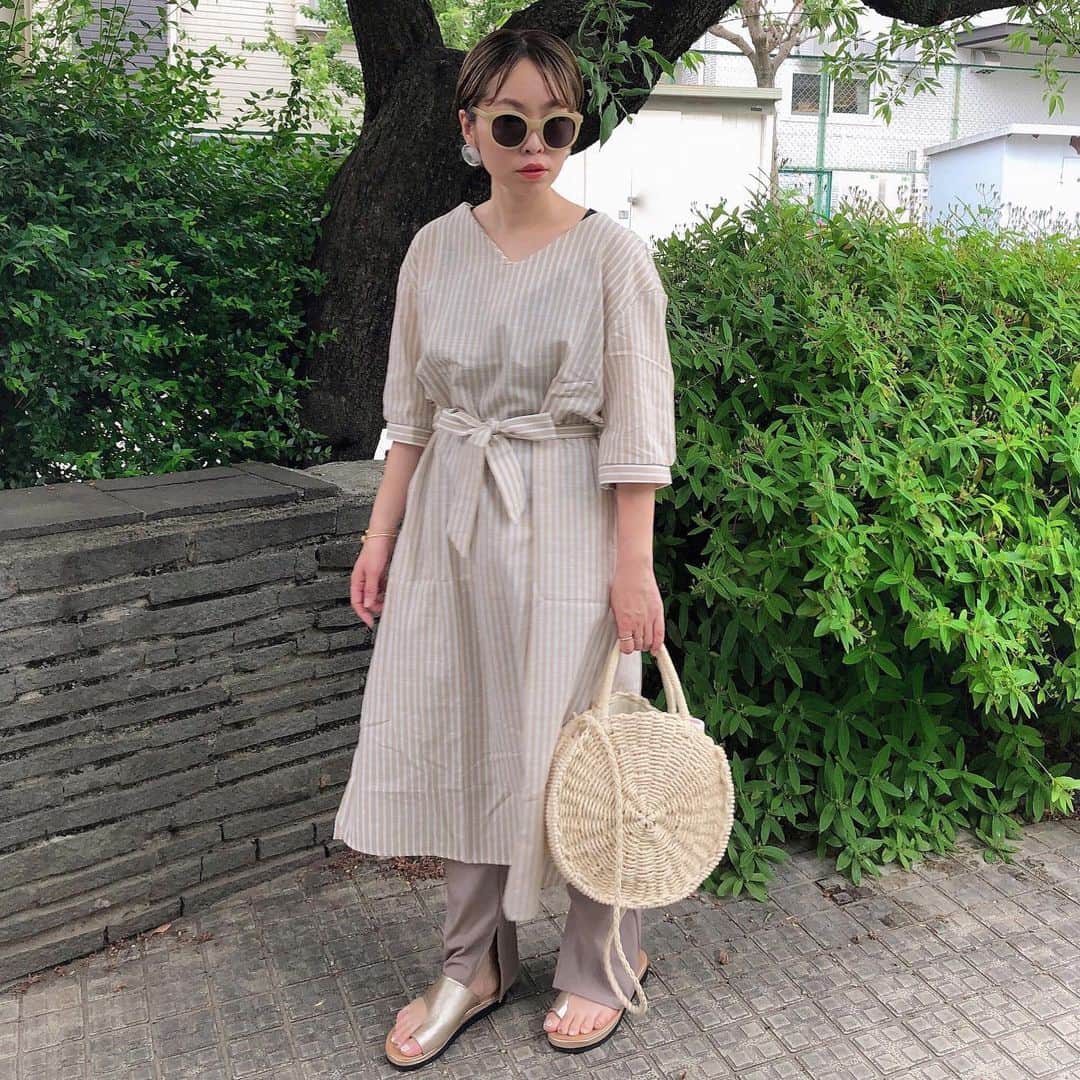 のインスタグラム：「． ★#ママコーデ ★． ． 先週の#お仕事コーデ ‼︎． ストライプ柄のシャツワンピース 着たよ👗 #einekatze  @einekatzeshop ． ． リネン素材で清涼感たっぷり😆 ． ウエストマークでスタイルアップもしてくれます✨． ． この時季は、 #仕事着 も楽ちんな #ワンピースコーデ  が多めです💕． ． ． サンダルも個性的デザインが お気に入りの#メイズ の @meys_flat.shoes  サンダル♪👡． ． ．  #フラットシューズ #プチプラ #アイネカッツ #夏 #夏コーデ #夏服  #夏だ #夏が待ち遠しい  #サンダル#サンダルコーデ  #足元倶楽部 #足元コーデ  #足元#shoes#shoestagram  #ストライプ#ストライプワンピース  #ワンピ#ワンピース  #ワンピース👗 #大人コーデ  #outfit #ootd」