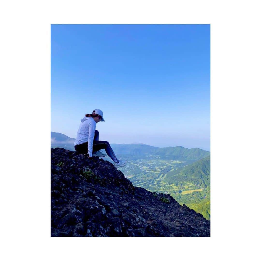 林菜乃子さんのインスタグラム写真 - (林菜乃子Instagram)「.﻿ ﻿ 高い所登ると﻿ ついつい下覗いて景色見たくなっちゃう。﻿ ゾクゾクするけど。🤣﻿ ﻿ やっぱり自然は最高だなー！🌿🌳🍃﻿ ﻿ ﻿ 👟🏃‍♂️﻿ ﻿ ﻿」5月29日 18時56分 - h._.nanoko24