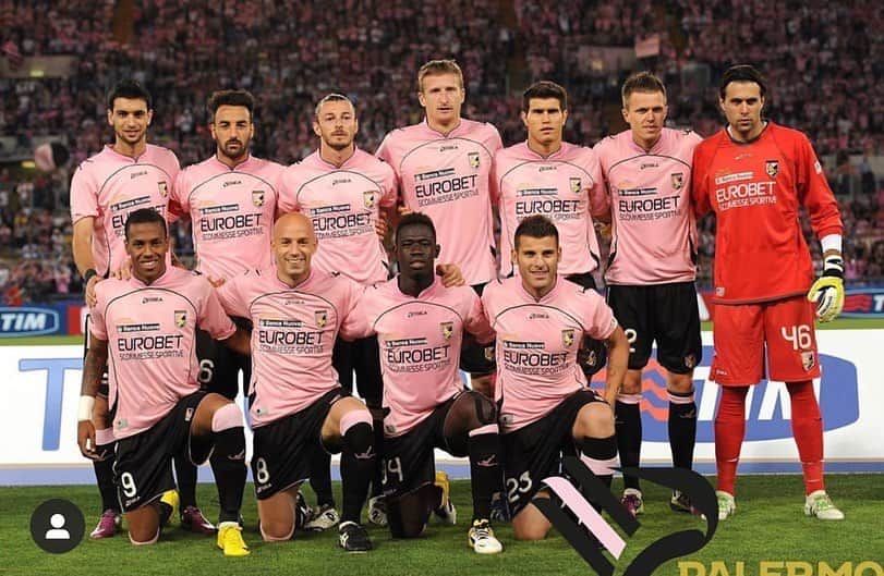 ハビエル・パストーレのインスタグラム：「29/05/2011 data che non si dimentica!! 💗🖤 Palermo calcio . Grande squadra, grande allenatore è con tutto il sopporto dei tifosi ! Anche se non abbiamo vinto rimane uno dei giorni più belli de la mia carriera.」