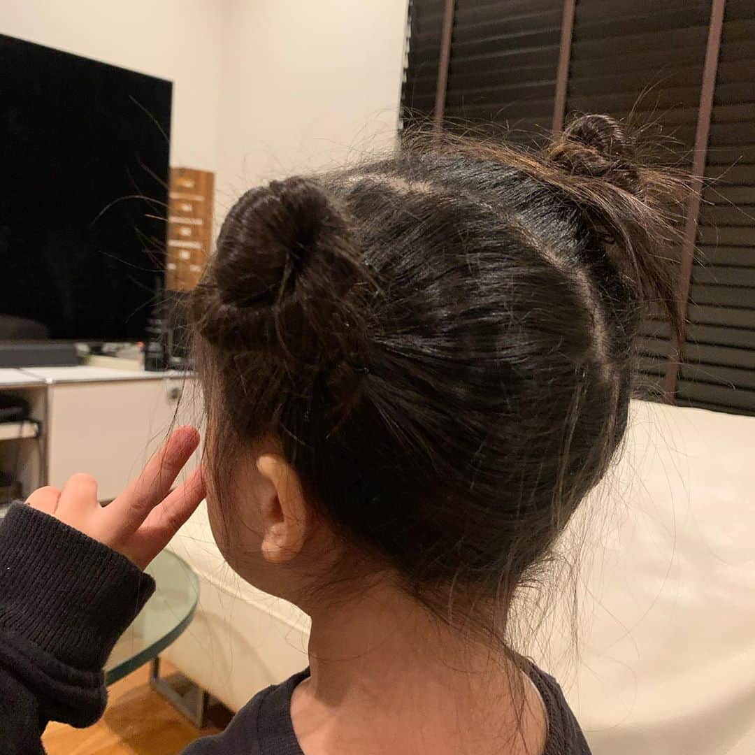 ギャル曽根さんのインスタグラム写真 - (ギャル曽根Instagram)「娘の髪型、、、 #セットが苦手。。。😭 #編み込み練習中。 #今はこの髪型がお気に入り。 #簡単にできる髪型あったら教えてください😭🙏🏻」5月29日 18時52分 - galsone_1204