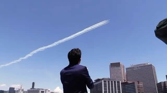 安倍晋三のインスタグラム：「#repost @kantei 大空を翔る航空自衛隊のブルーインパルスと共に、医療従事者をはじめとした皆様へ、心からの感謝と敬意を込めて、拍手をさせていただきました。本当にありがとうございます。  #ブルーインパルス #航空自衛隊 #ThanksHealthHeros #thankyouhealthcareworkers #clapforourcarers  #医療従事者にエールを #lightitupblue #新型コロナウイルス感染症 @shinzoabe」