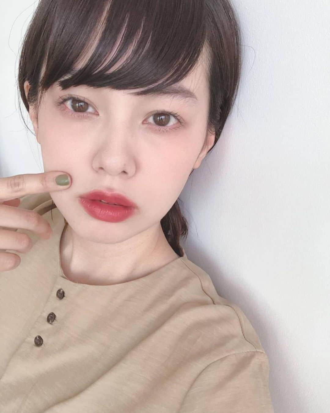 青柳文子さんのインスタグラム写真 - (青柳文子Instagram)「久しぶりにちゃんとメイクもしてます💄すっぴん生活に慣れてしっかりメイクの仕方を忘れつつあります、笑⁣ ⁣ アイライナーを引かないで、季節もすっかり変わっちゃったしファンデーションもパウダリーのみで軽く。⁣ ⁣ こちら資生堂さんからの頂き物ではありますが、実は今までいちばん買ったファンデーションがこのマキアージュドラマティックパウダリーUVです。。！ ⁣ ⁣ 普段ポーチを持ち歩かないけど、外出先でお化粧直し必要！ってなった時に真っ先に探すのはこれで、とにかく一瞬で肌のアラを総合的にカバーしてくれるし、なんならこれをつけてると肌きれいだねと言われることが多いので絶大なる信頼を置いてます。⁣ ⁣ しかも、高校生くらい？のころから使ってるけど、肌の質感の流行や時代にあわせて仕上がりも年々進化してるんだよなー。。 価格と実力のバランスがほんとさすが。。日本国民の美を背負うブランドや。。！といつも思う👏⁣ ⁣ #PR⁣ @maquillage_jp⁣ #まるでキレイな素肌　⁣ #マキアージュ⁣ #ドラマティックパウダリーUV　⁣ #ムース生まれのパウダリー⁣」5月29日 18時58分 - aoyagifumiko