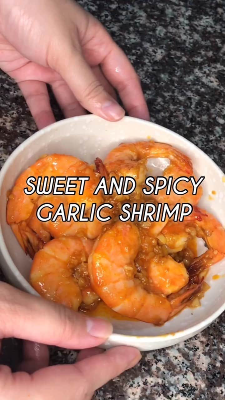 ローレン・ヤングのインスタグラム：「Who loves shrimp? 🙋🏻‍♀️ This dish just took 10 minutes to make!!!! Perfect for those nights when you want something quick but packed with flavor.  Full list of ingredients and instructions at the end of the video 🍤  Music: Selfish Rmx Musician: Jef」